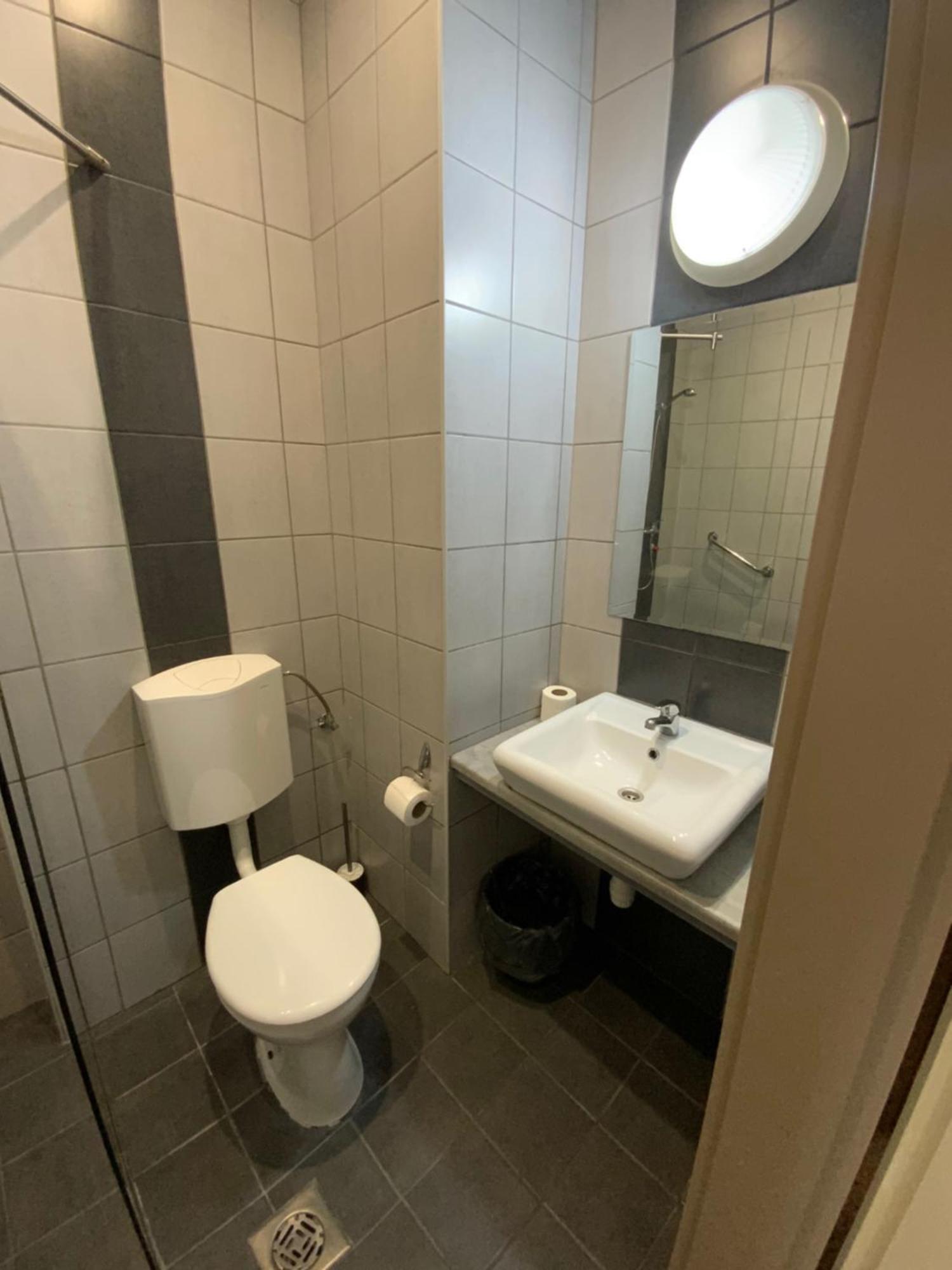 Free Parking, Free Breakfast, Only 15 Minutes To Center Budapest