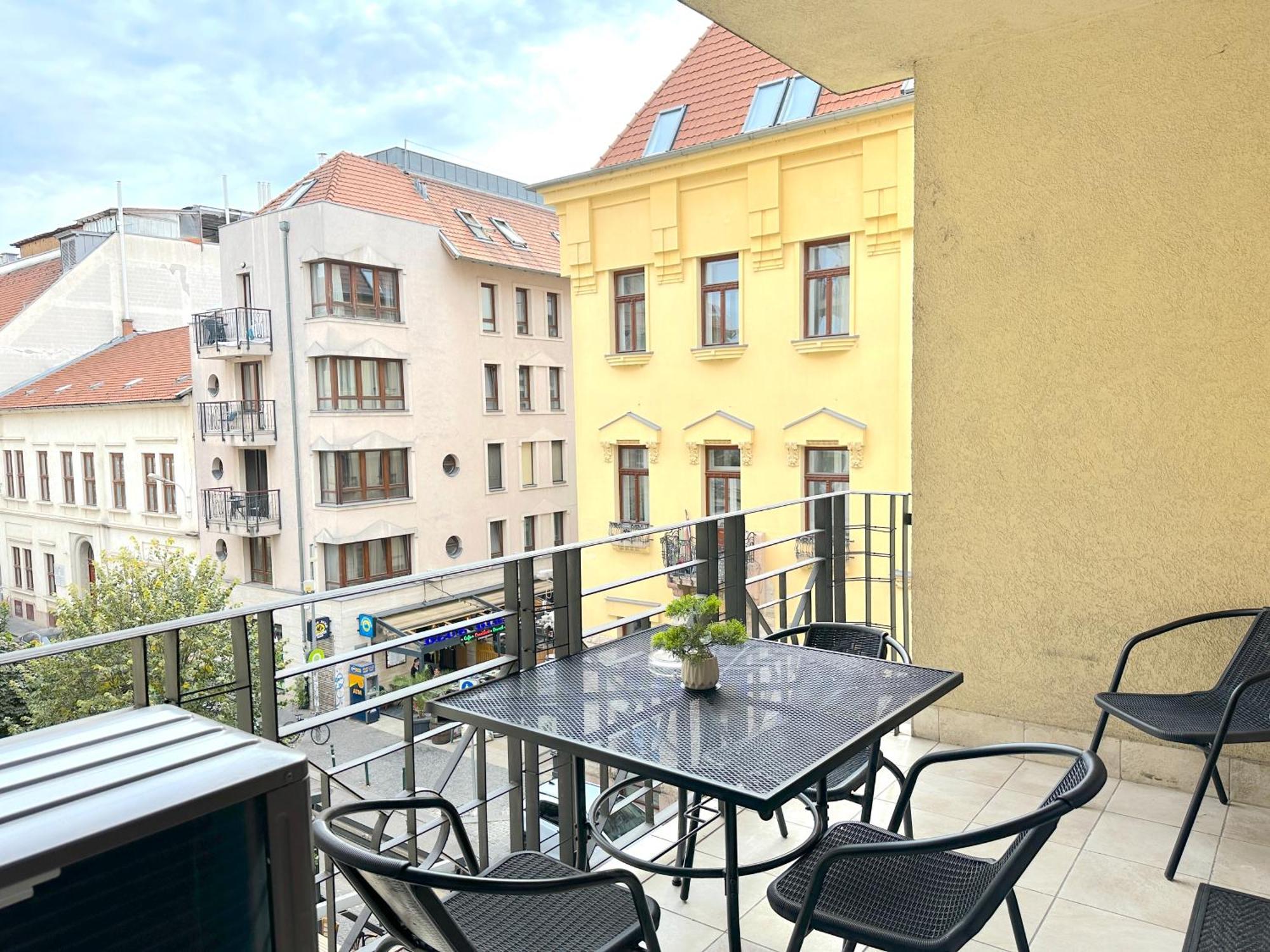 Spacious 3-bedroom With Balcony & Free Parking Apartmán Budapešť