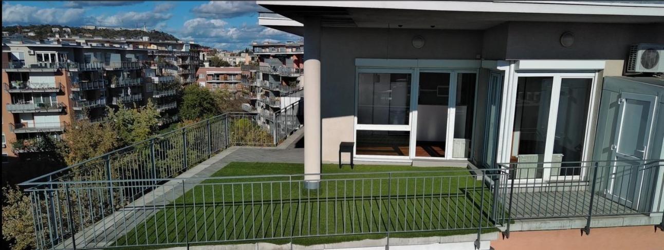 Penthouse Rooftop With Huge Sky Terrace Apartamento Budapest