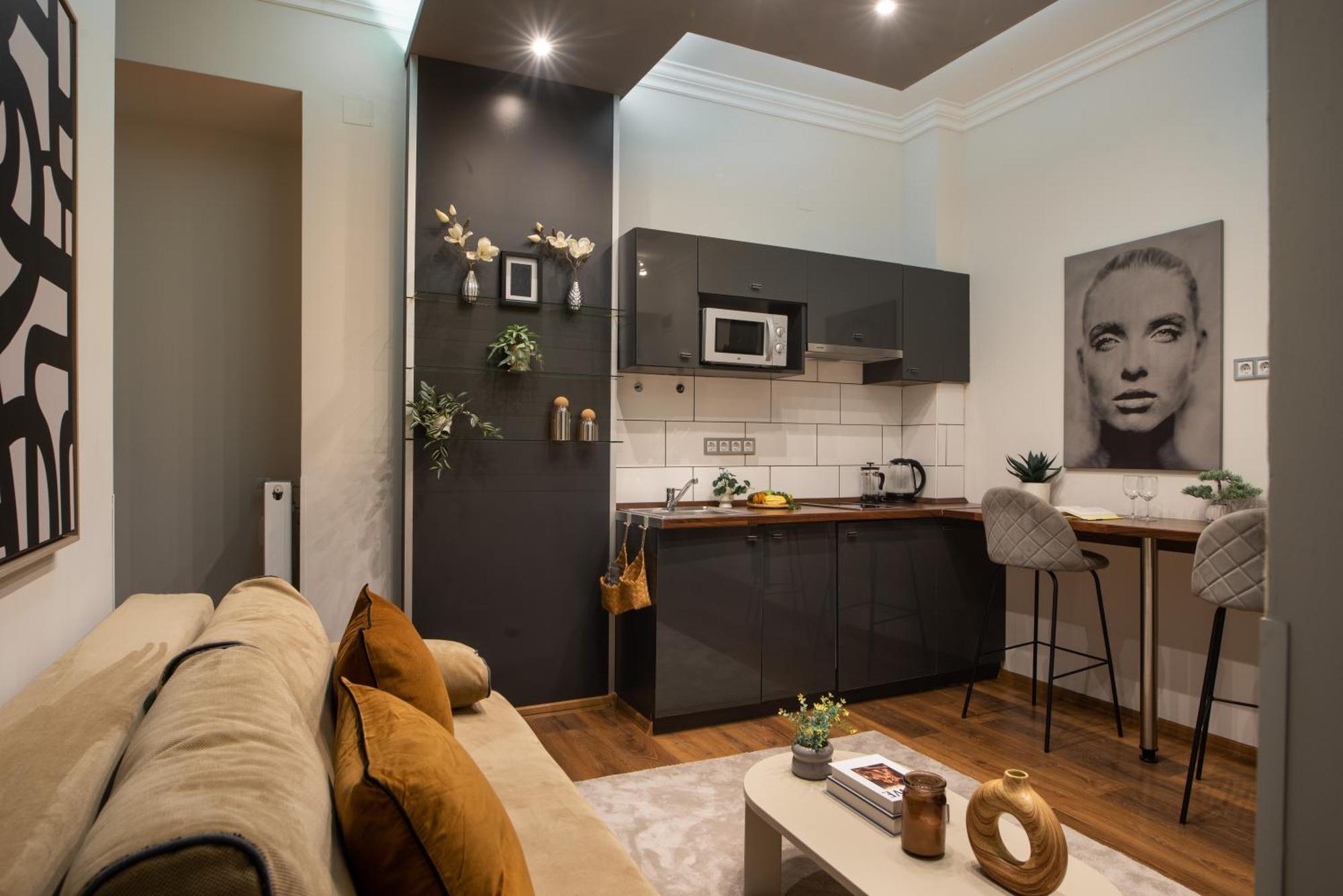 Chic 1br Retreat Near New York Cafe With View Appartamento Budapest