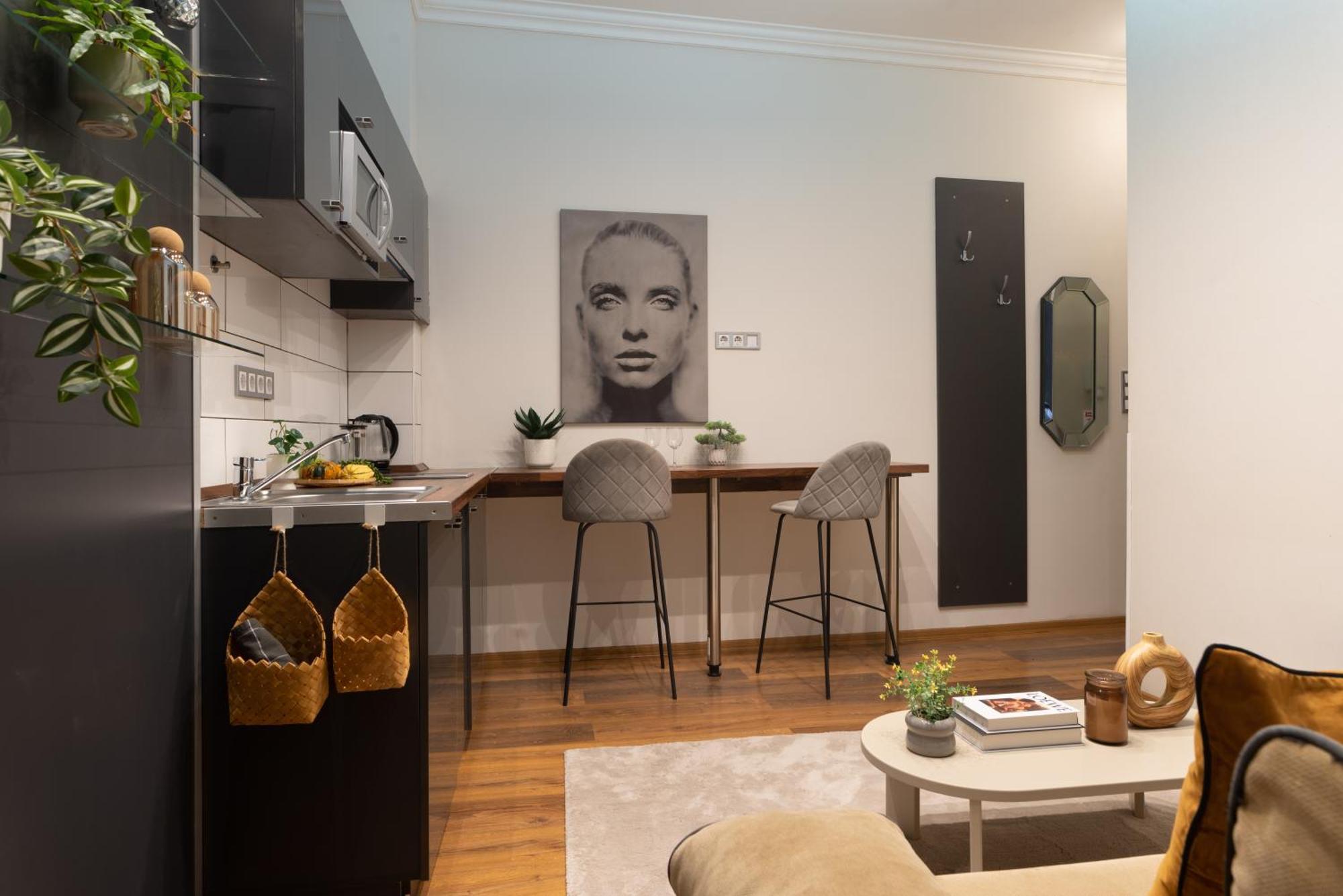 Chic 1br Retreat Near New York Cafe With View Budapest