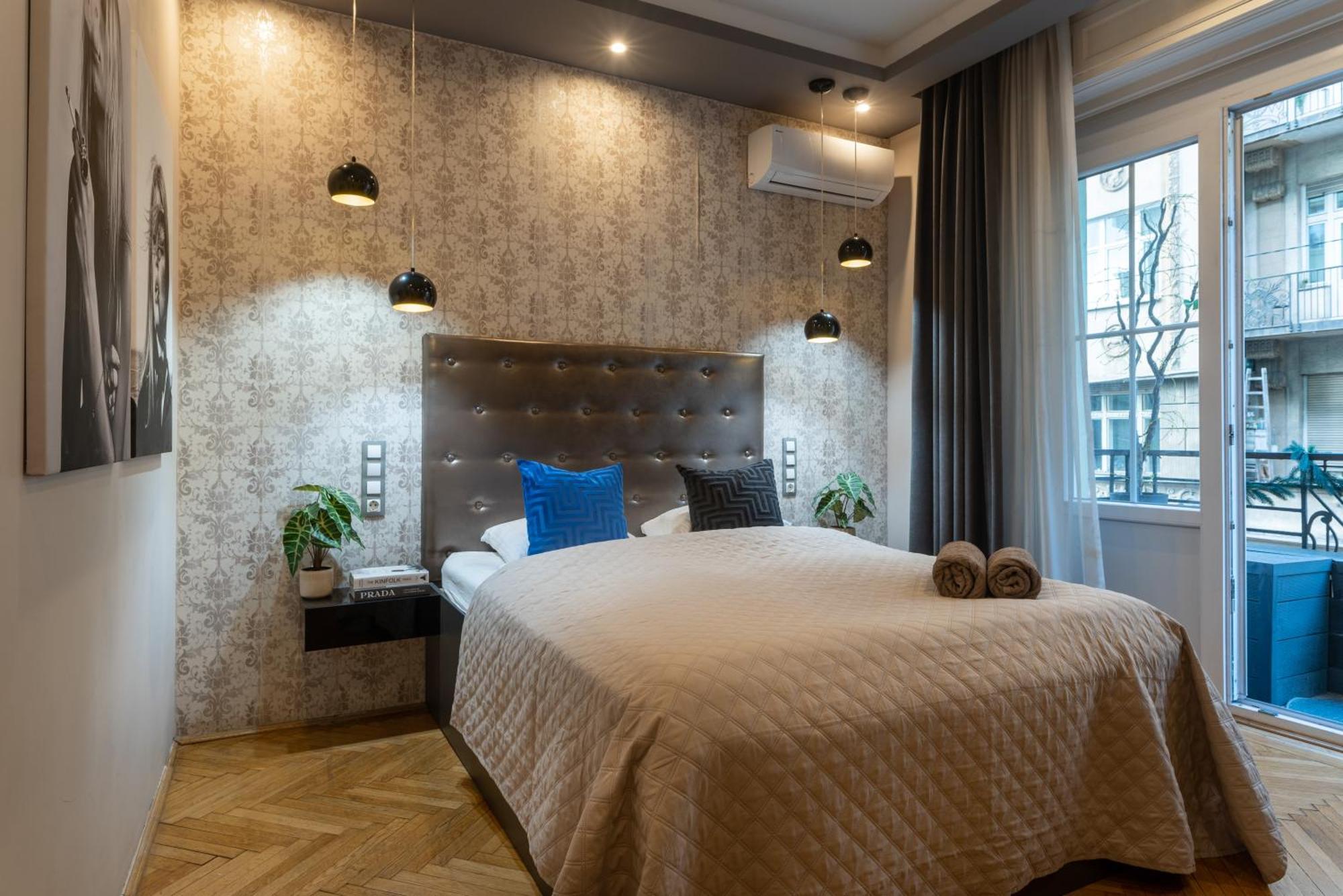Super Cosy 3br Near Newyork Cafe With Balcony