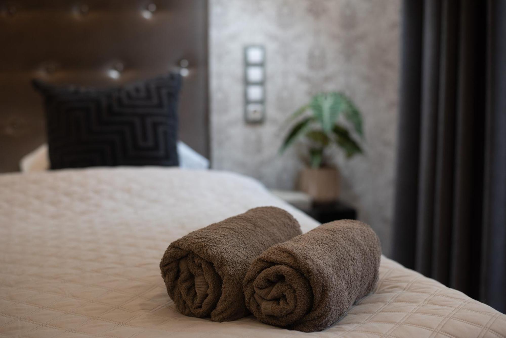 Super Cosy 3br Near Newyork Cafe With Balcony