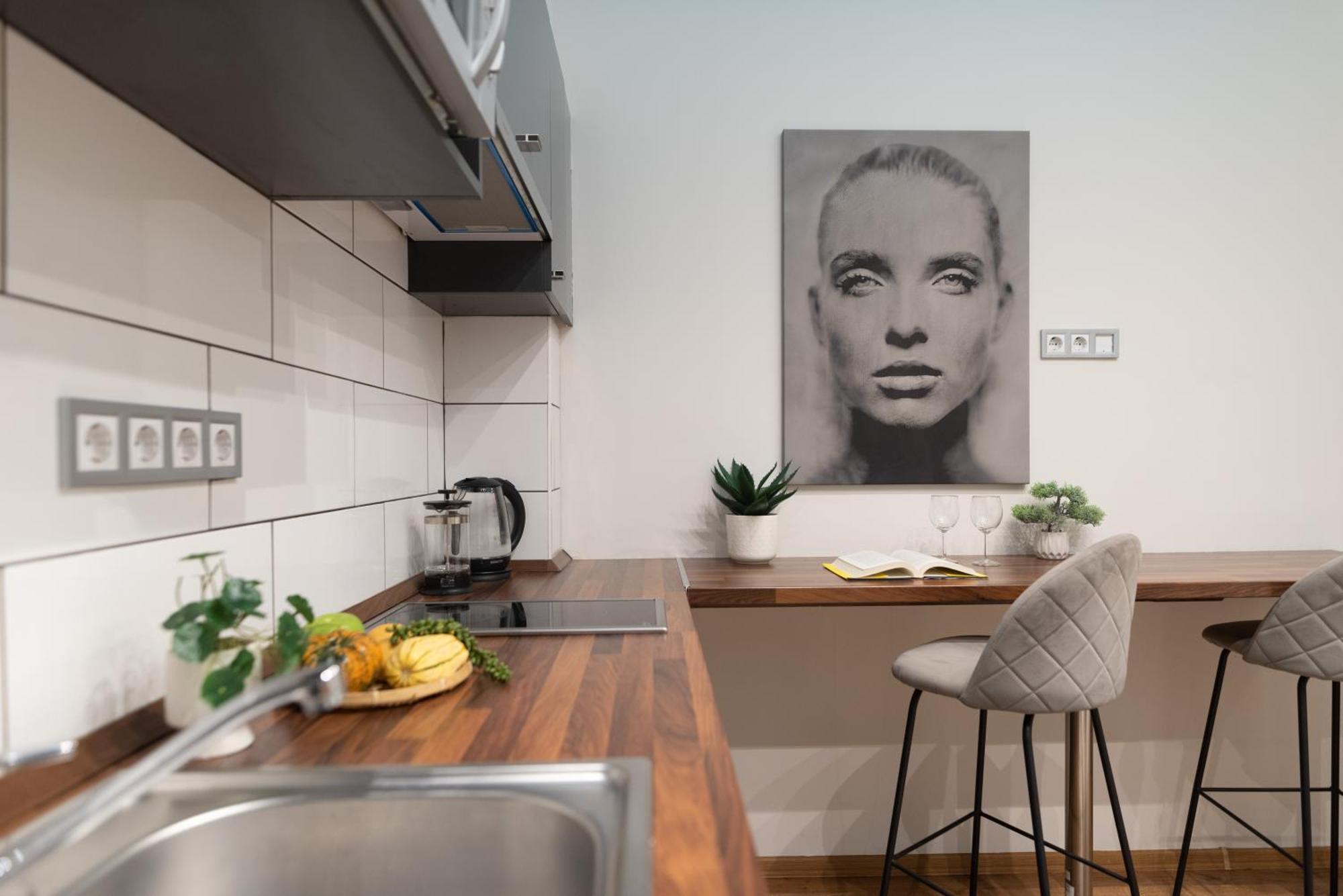 Super Cosy 3br Near Newyork Cafe With Balcony *