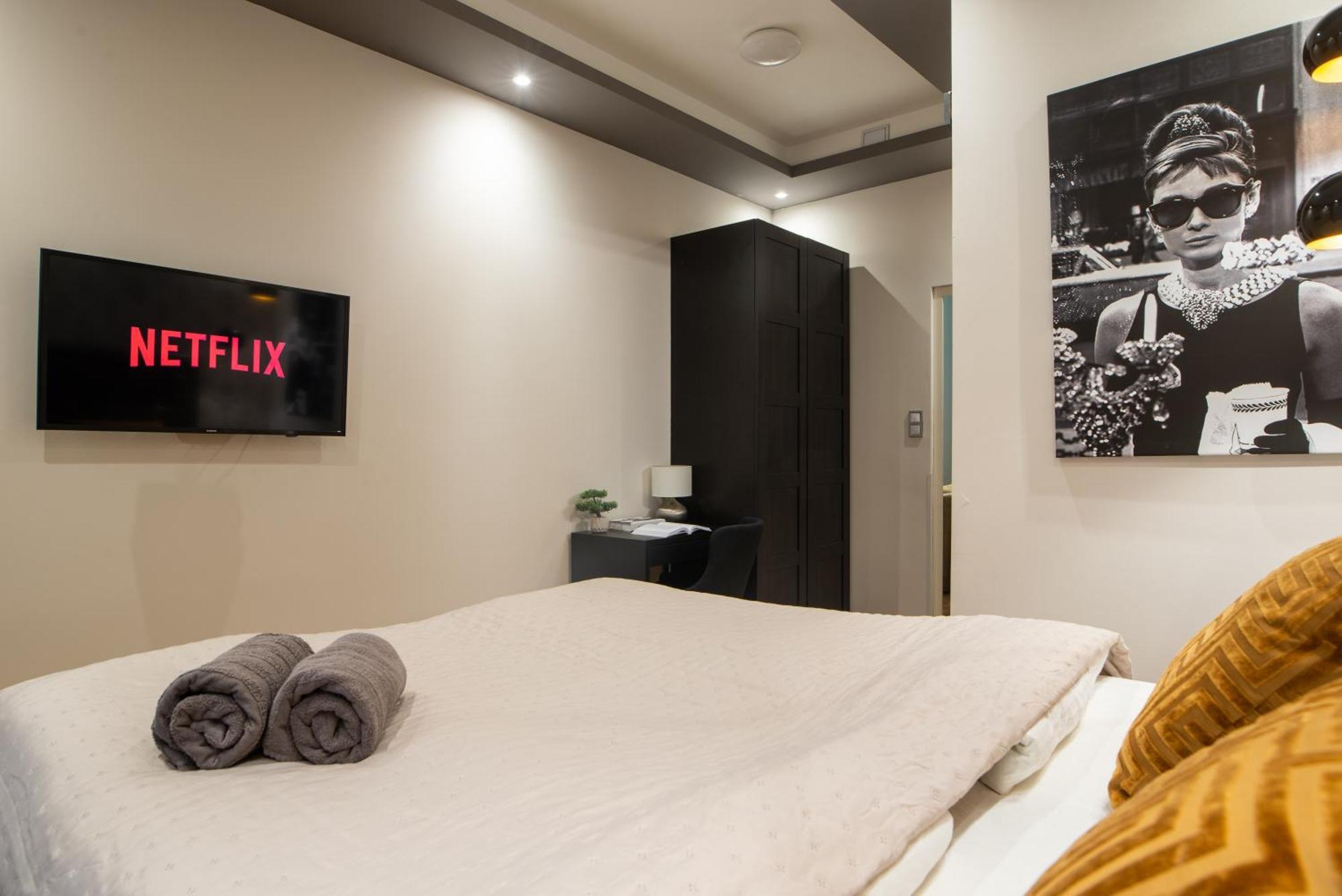 Super Cosy 3br Near Newyork Cafe With Balcony Appartement *