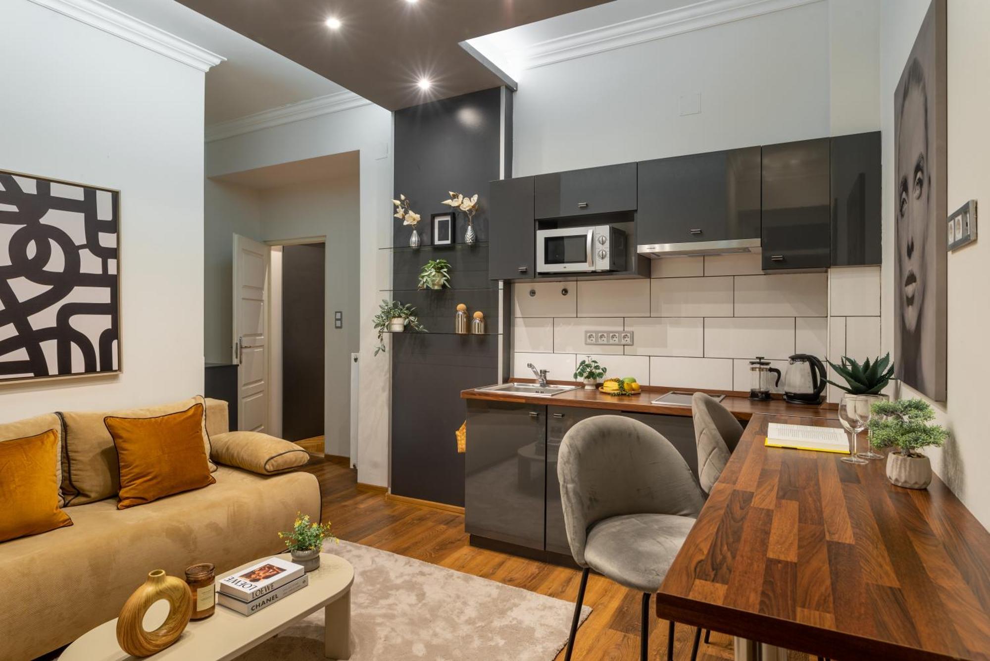 Super Cosy 3br Near Newyork Cafe With Balcony Appartement