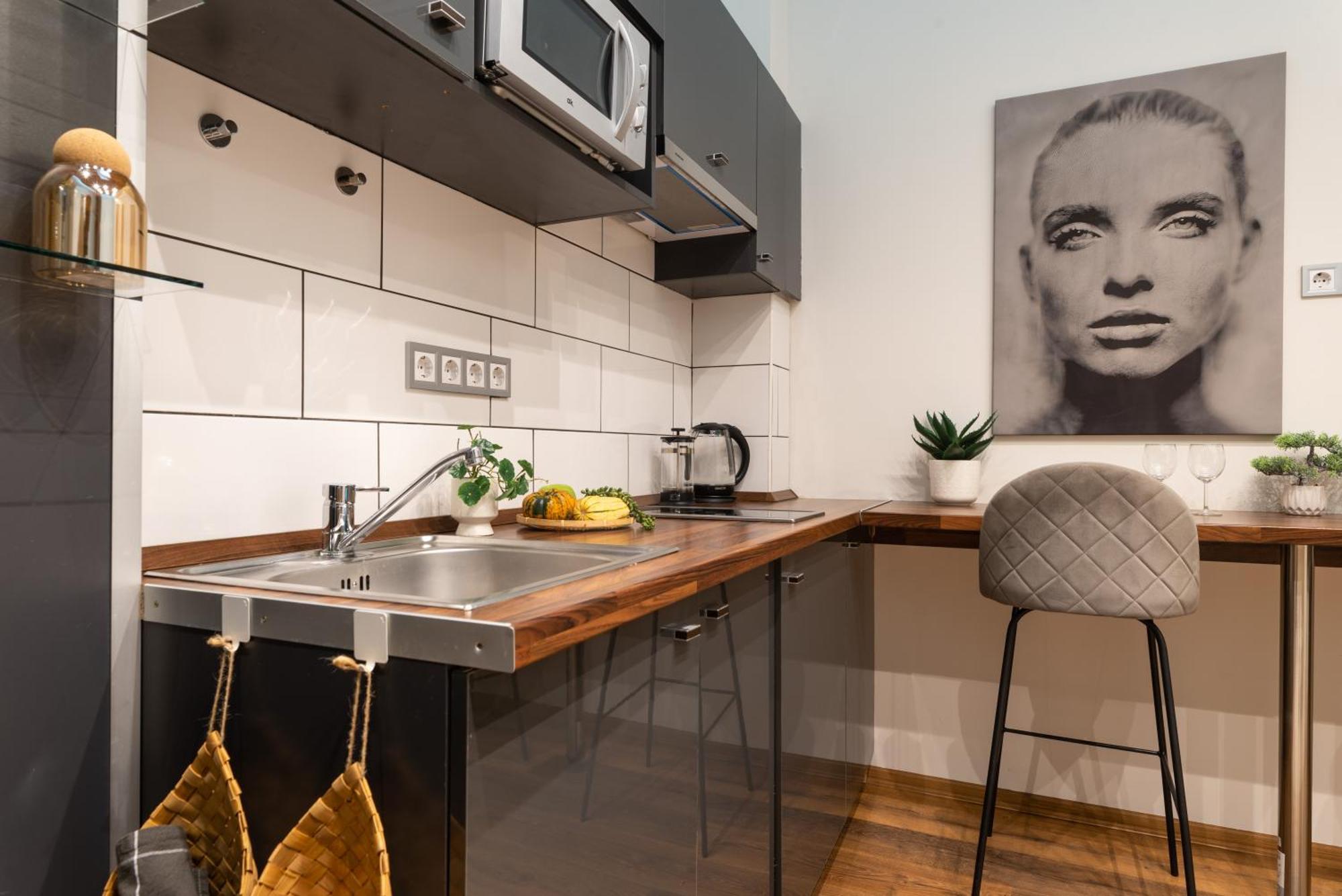 Super Cosy 3br Near Newyork Cafe With Balcony Appartement