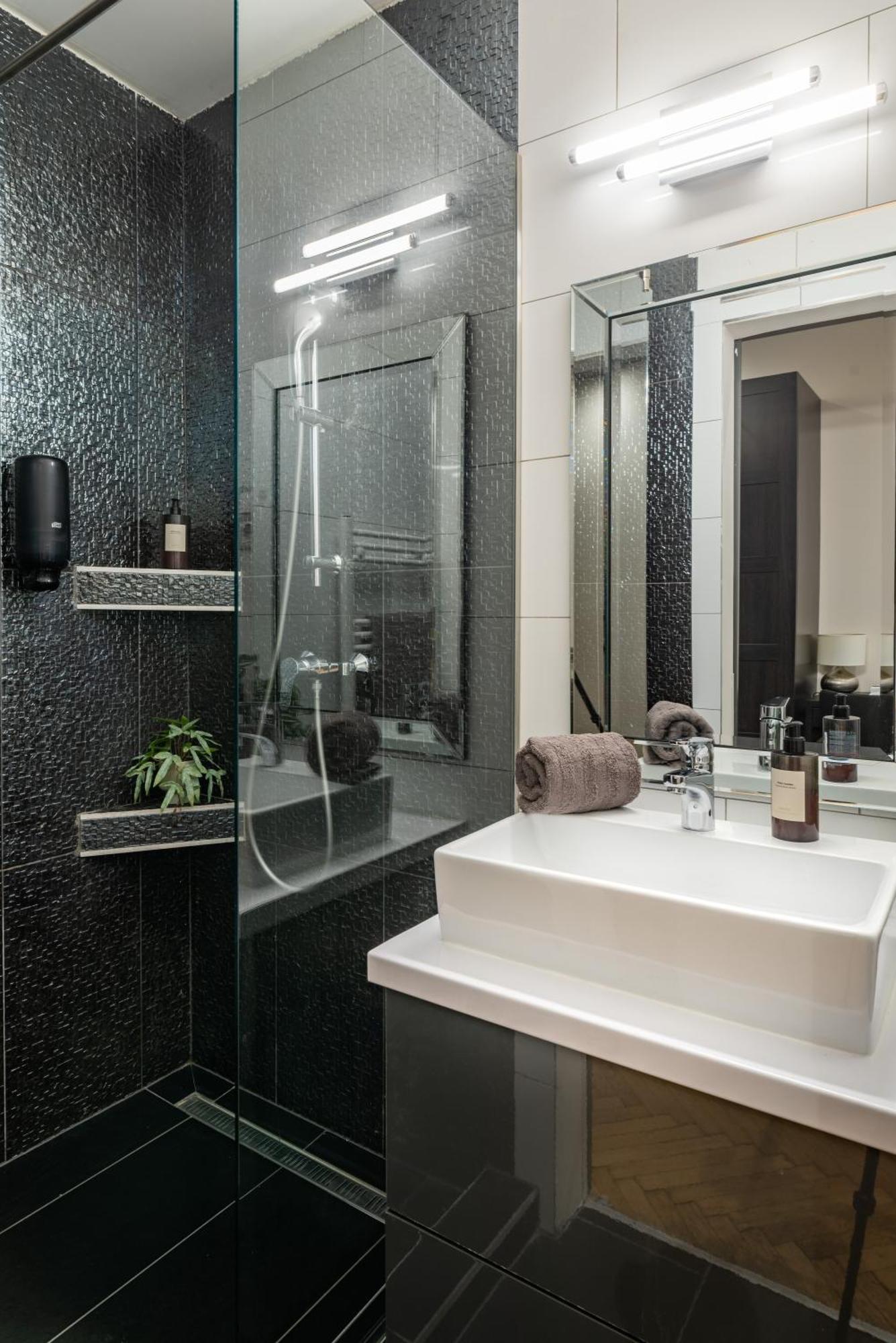 Chic 1br Retreat Near New York Cafe With View Apartamento Budapest