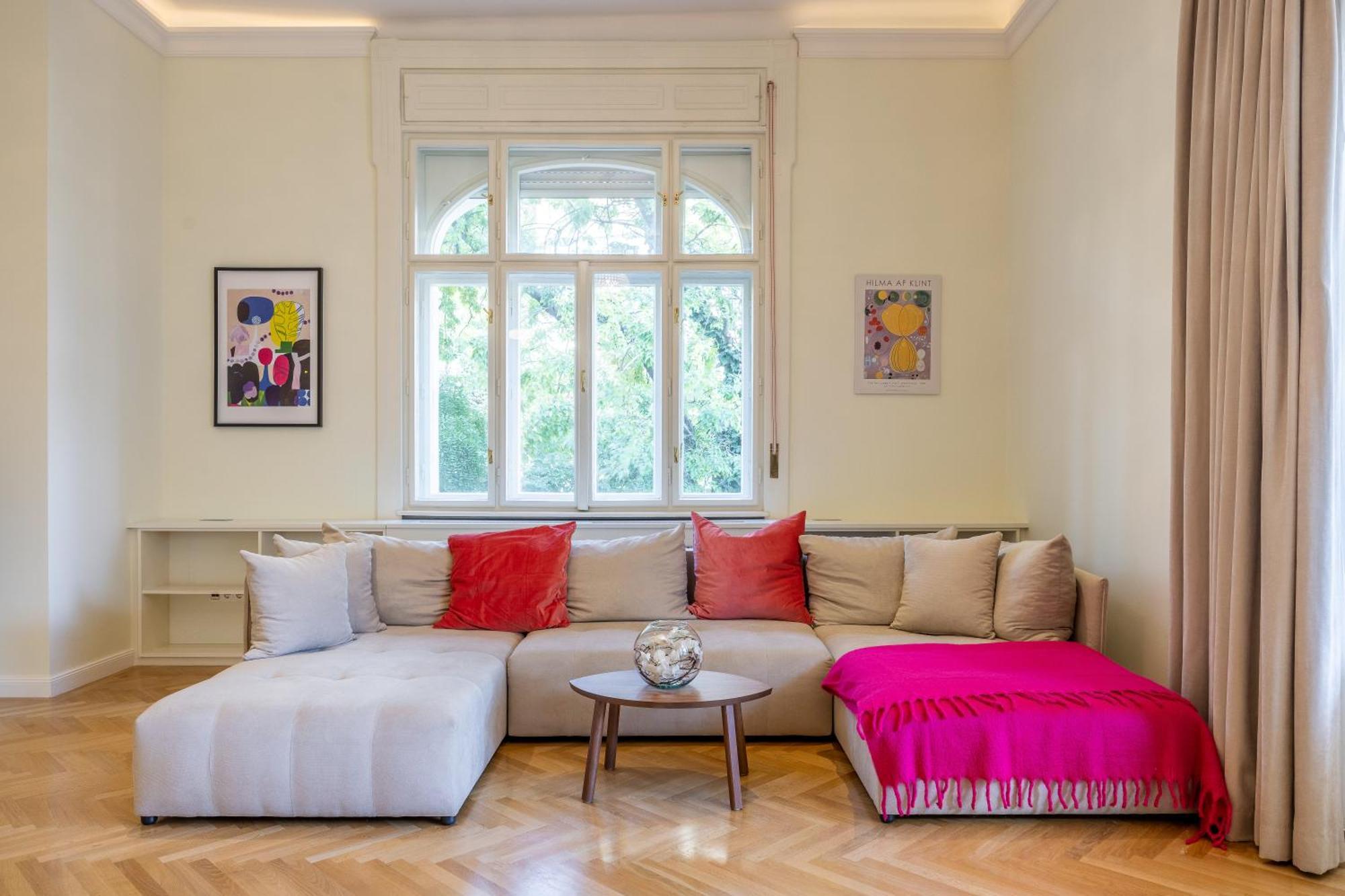 Stunning Rose Hill Premium Budapest