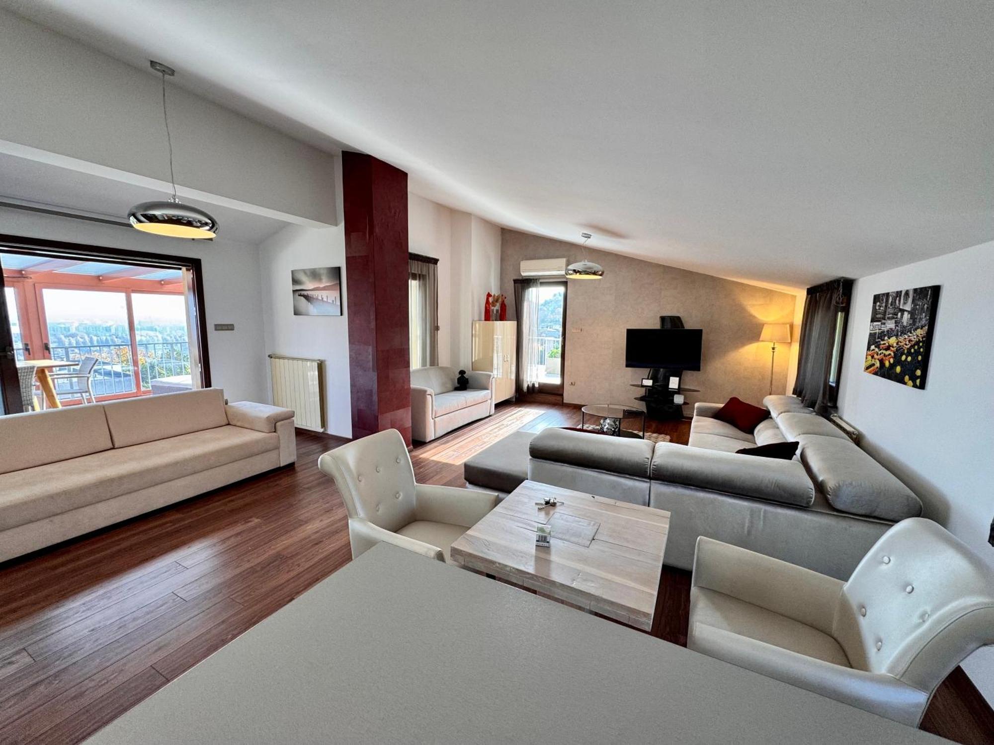 Luxury Penthouse On Rosehill With Free Garage Apartamento Budapest