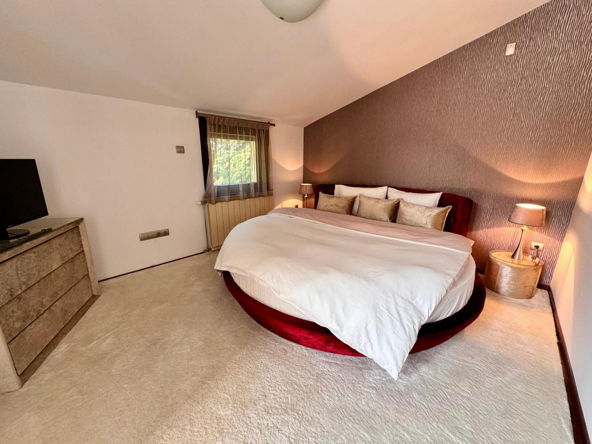 Luxury Penthouse On Rosehill With Free Garage Budapest