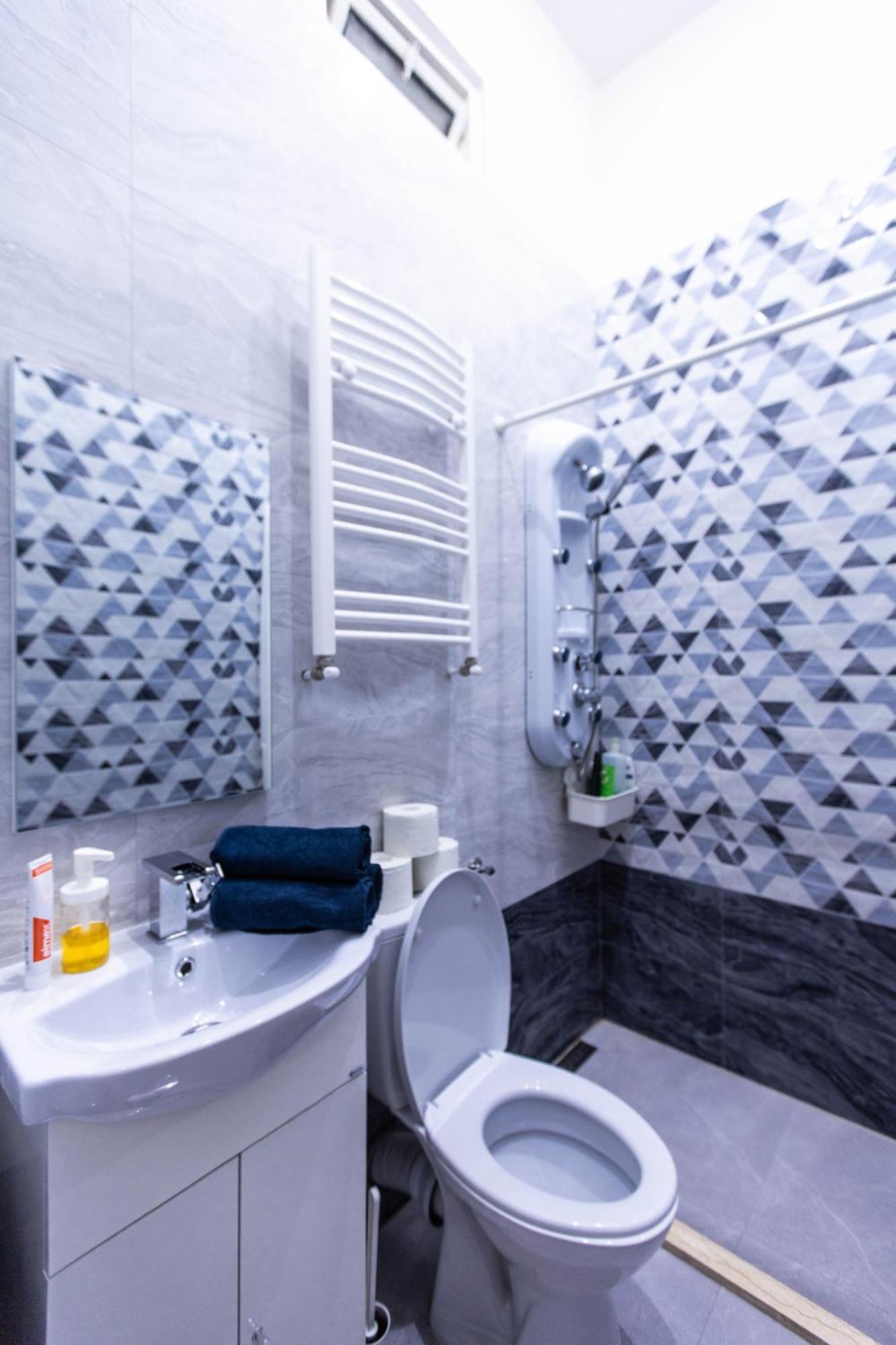 Diamond Lux - 4 Bedrooms 2 Bathrooms Lejlighed Budapest