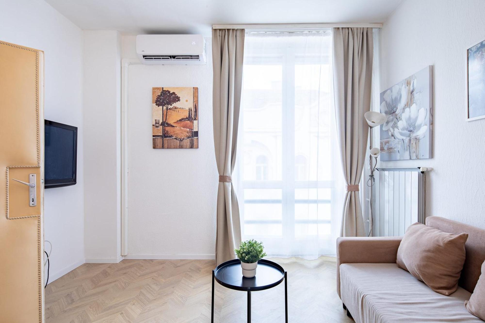 Ultra - Balcony - Basilica View Apartment