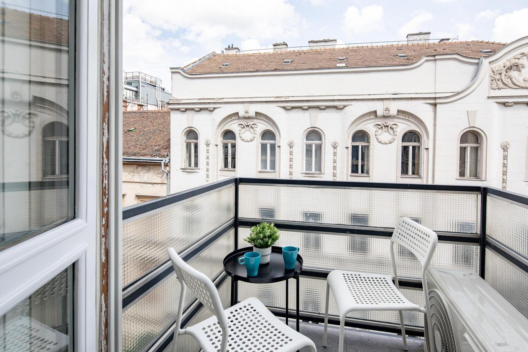 Ultra - Balcony - Basilica View Apartment *