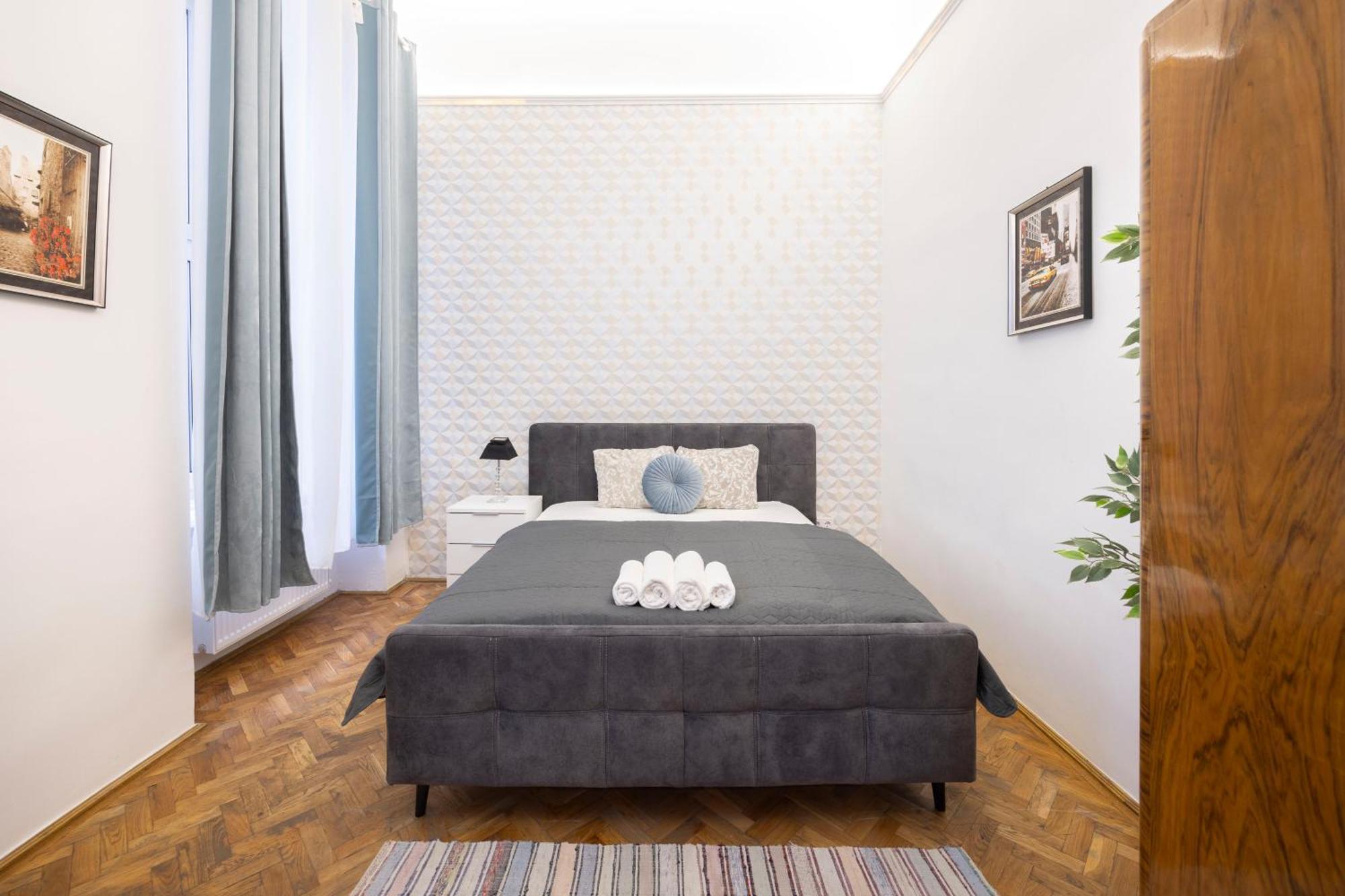 Central Located Cozy In Historical Building Apartment