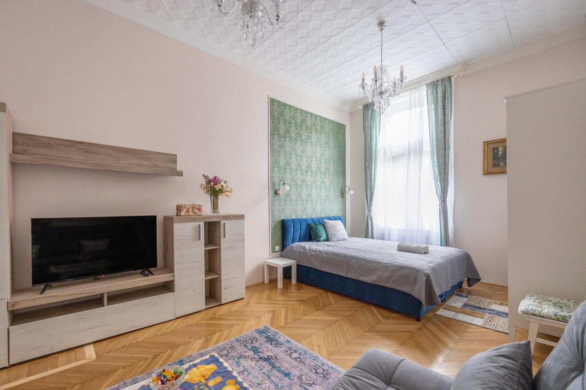 Deluxe In Art Nouveau House- With Garage Apartamento *