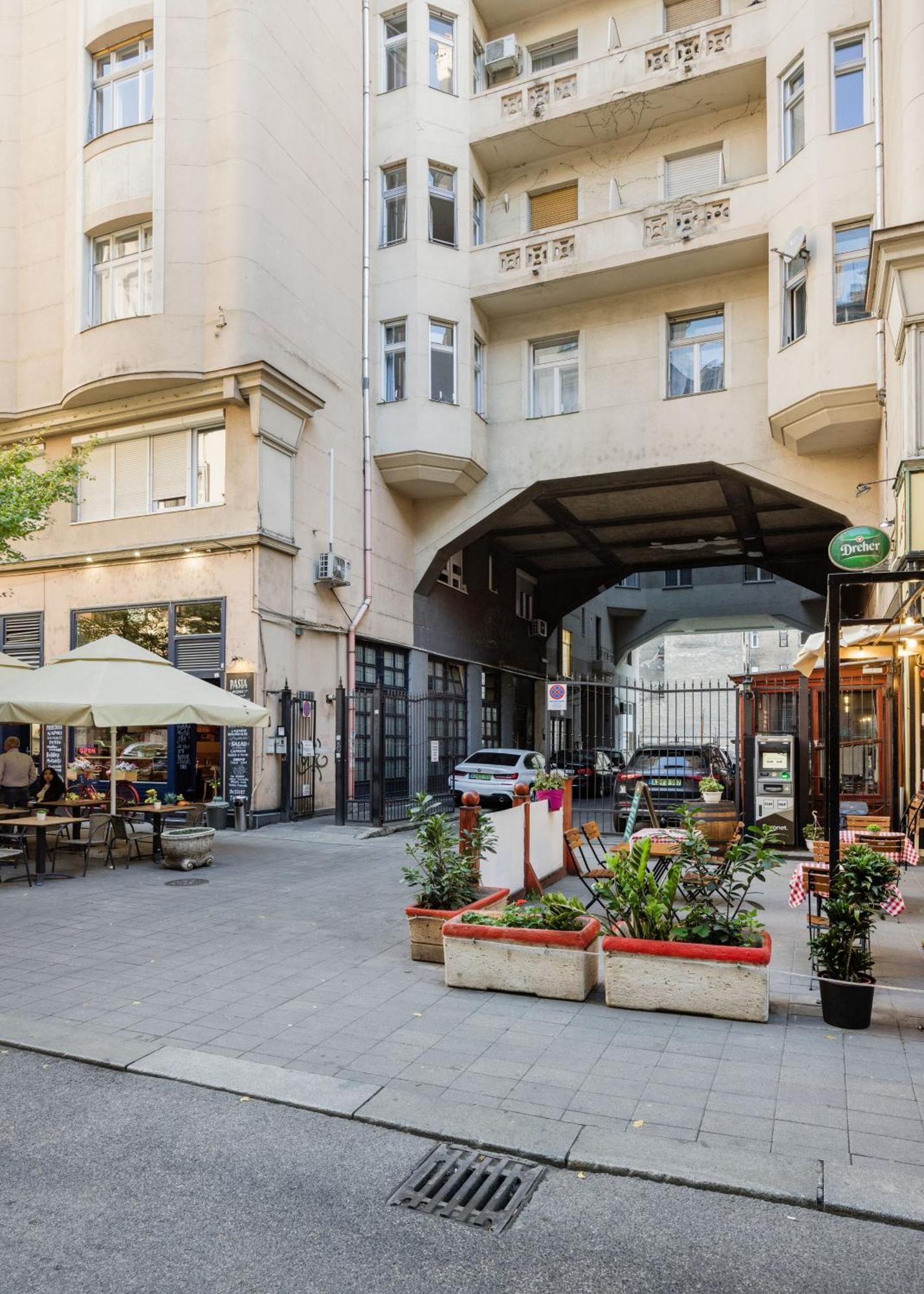 Magnificent 3br With Balcony By Dohany Synalogue