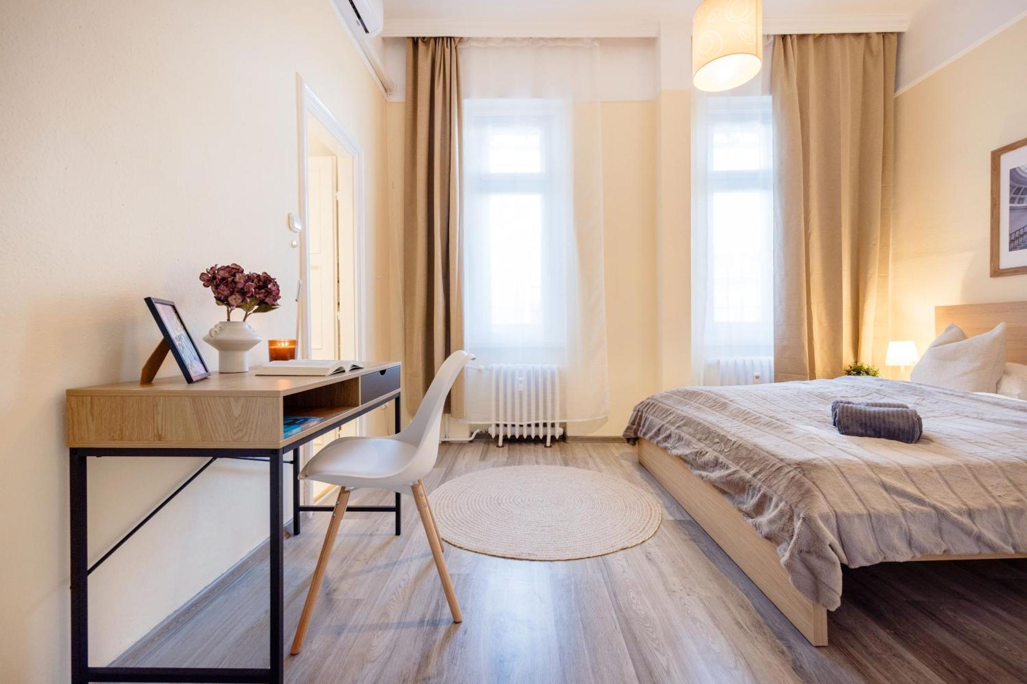 Magnificent 3br With Balcony By Dohany Synalogue Apartamento