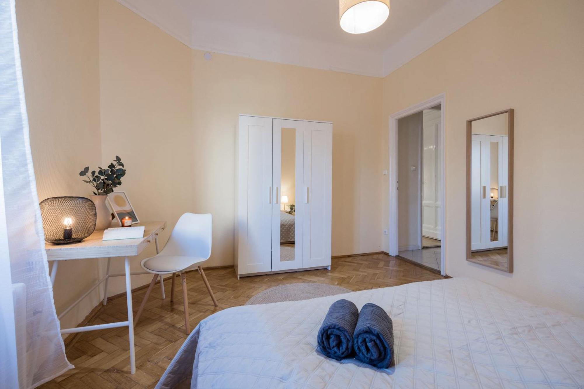 Magnificent 3br With Balcony By Dohany Synalogue Apartamento
