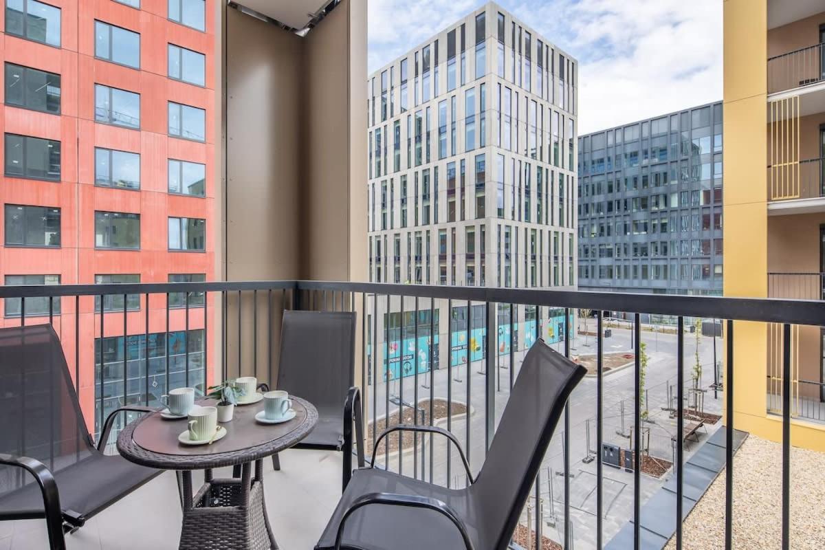 Brand New - Modern & Comfy At River *