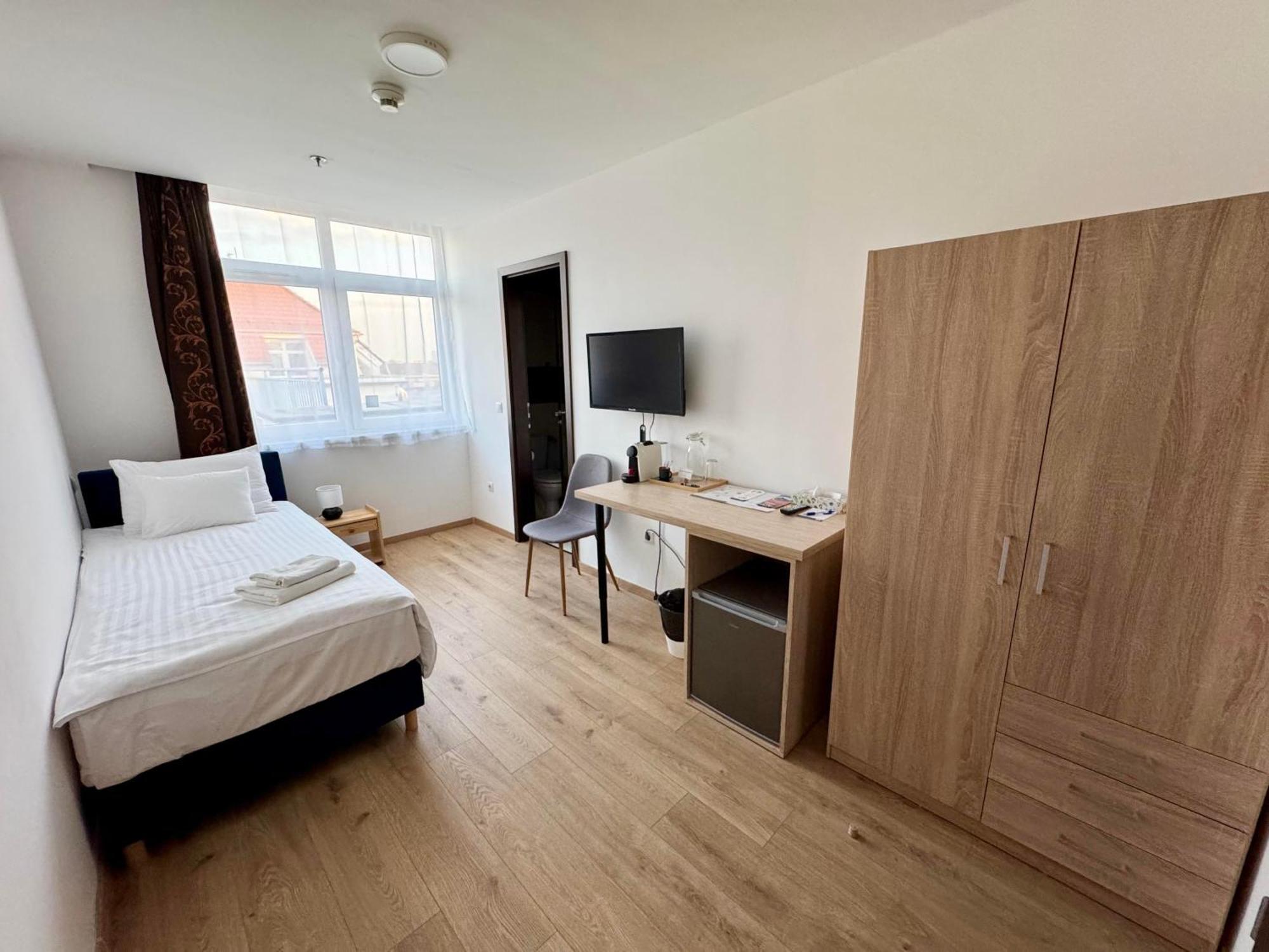 Hostel Rooftop City With Deep Garage Budapest