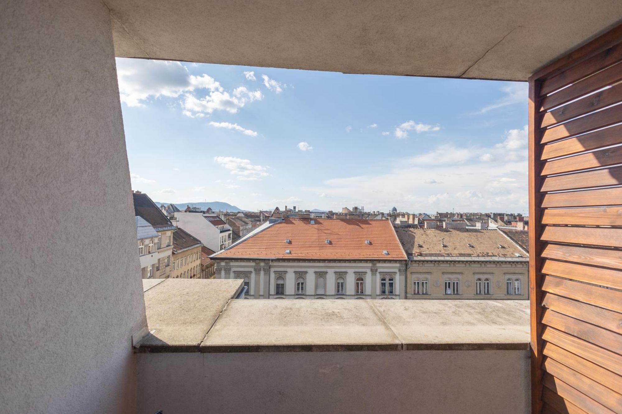 Rooftop City With Deep Garage Hostel *
