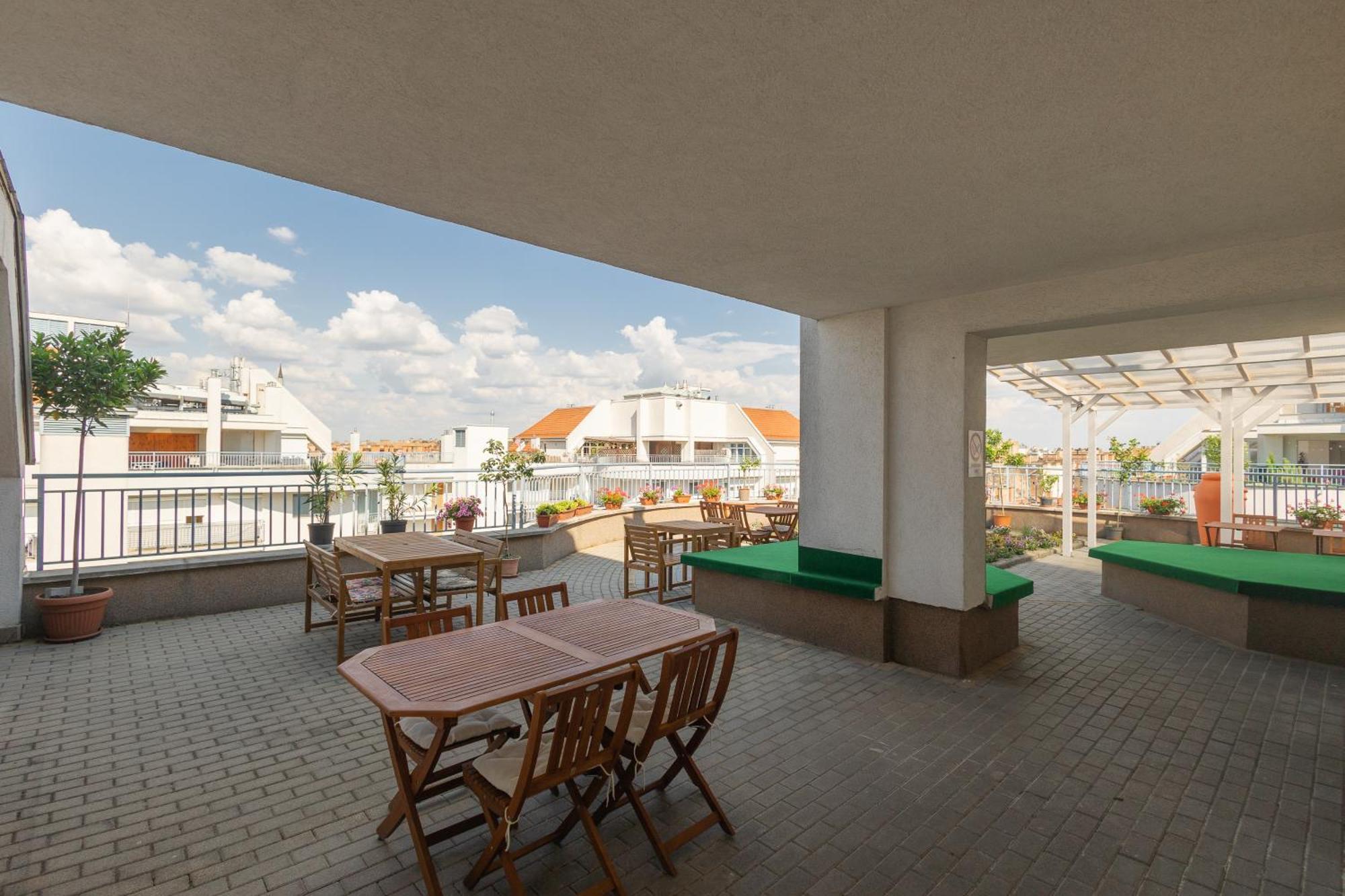 Hostel Rooftop City With Deep Garage Budapest