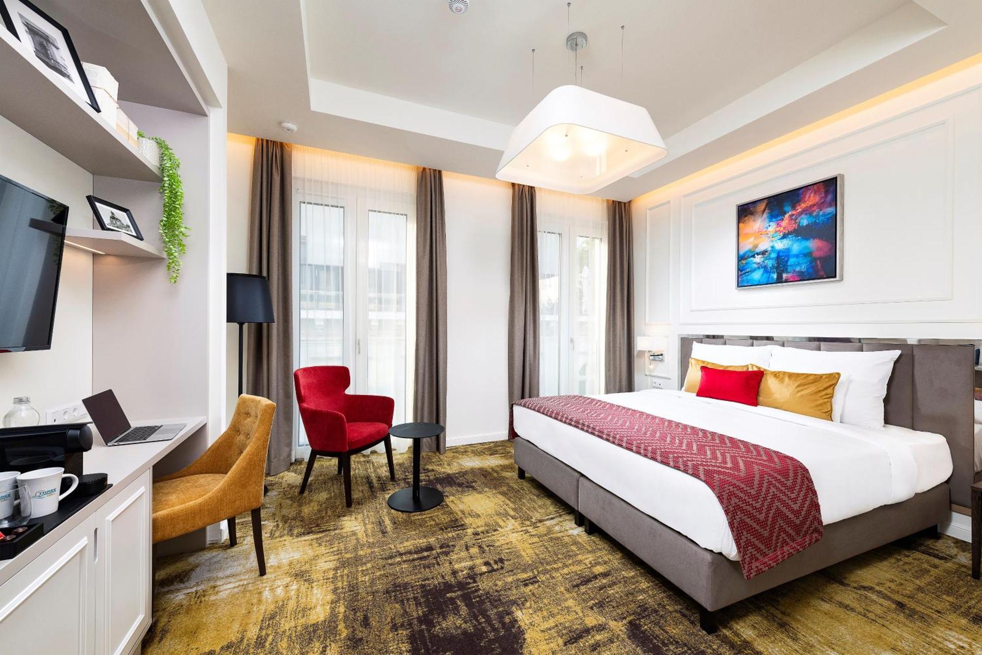 Three Corners Avenue Hotel