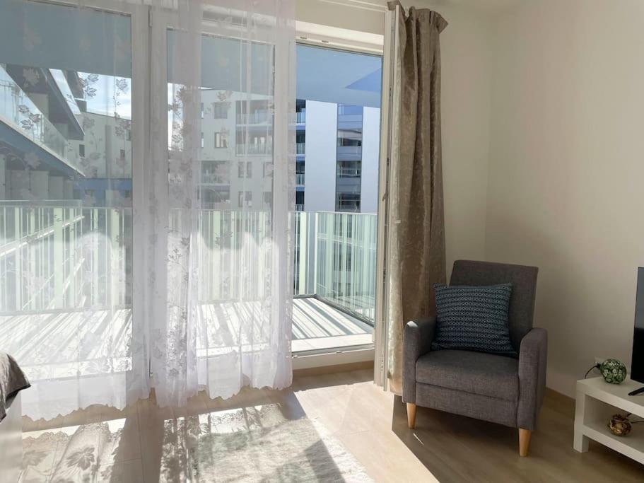 Bright Riverside Studio, Balcony, Free Parking, Air Conditioning Apartment *