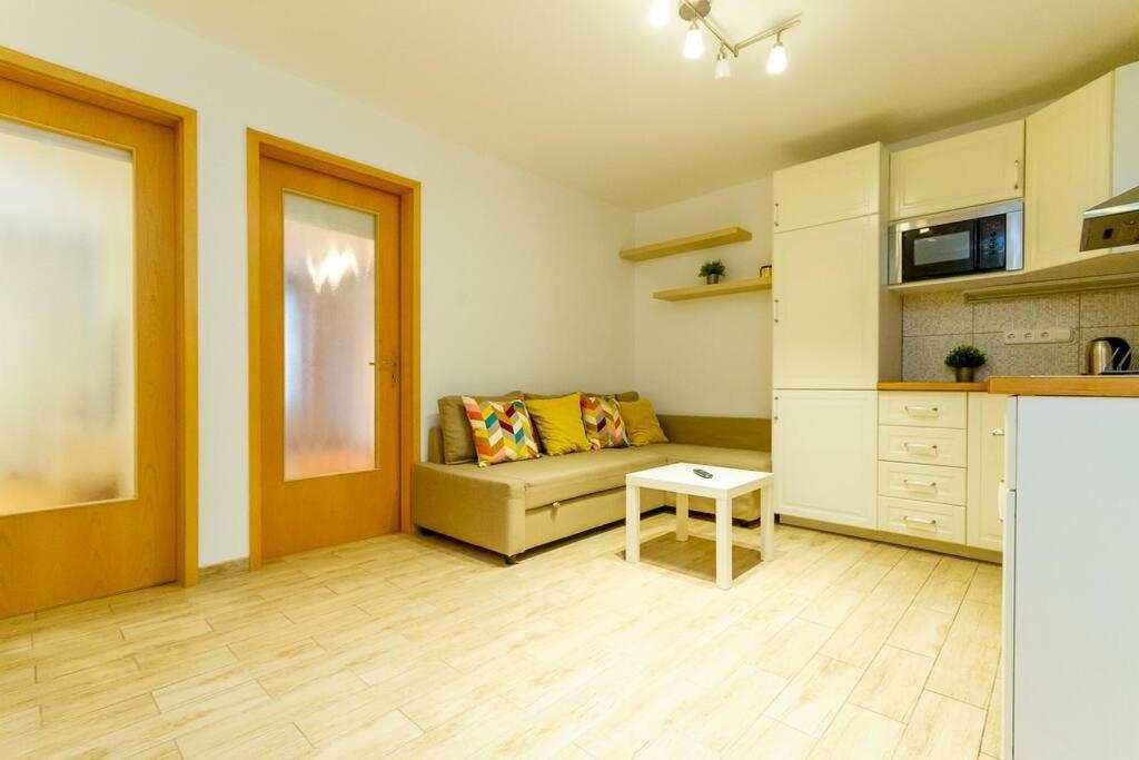 Diplomat Quarter 2 Bdr By Newave * Budapešť