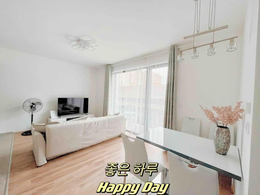 Spacious With Balcony And Garage Apartmán *