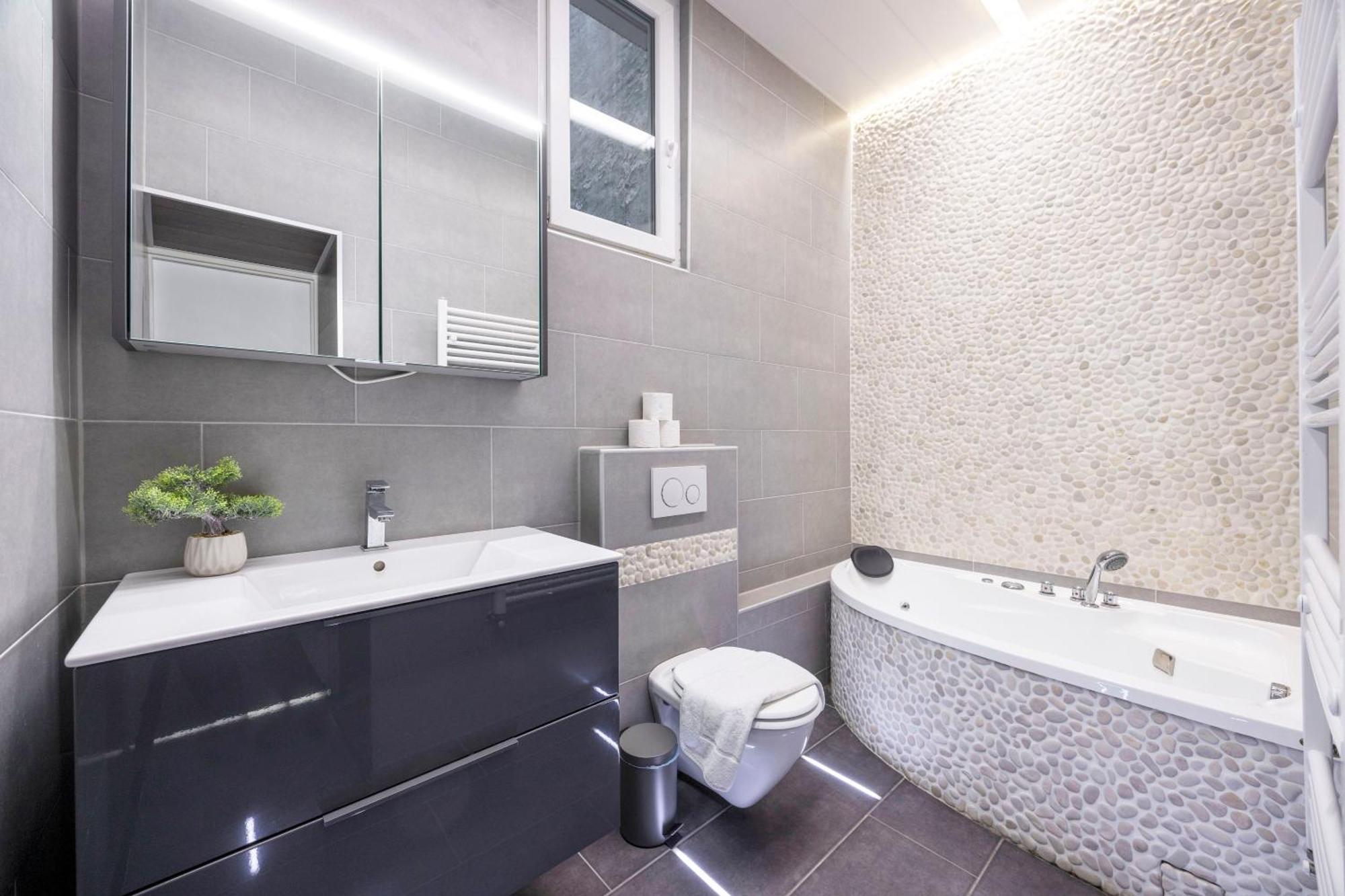Exclusive Center Elizabeth Grand W' 3bedrm Apartment *