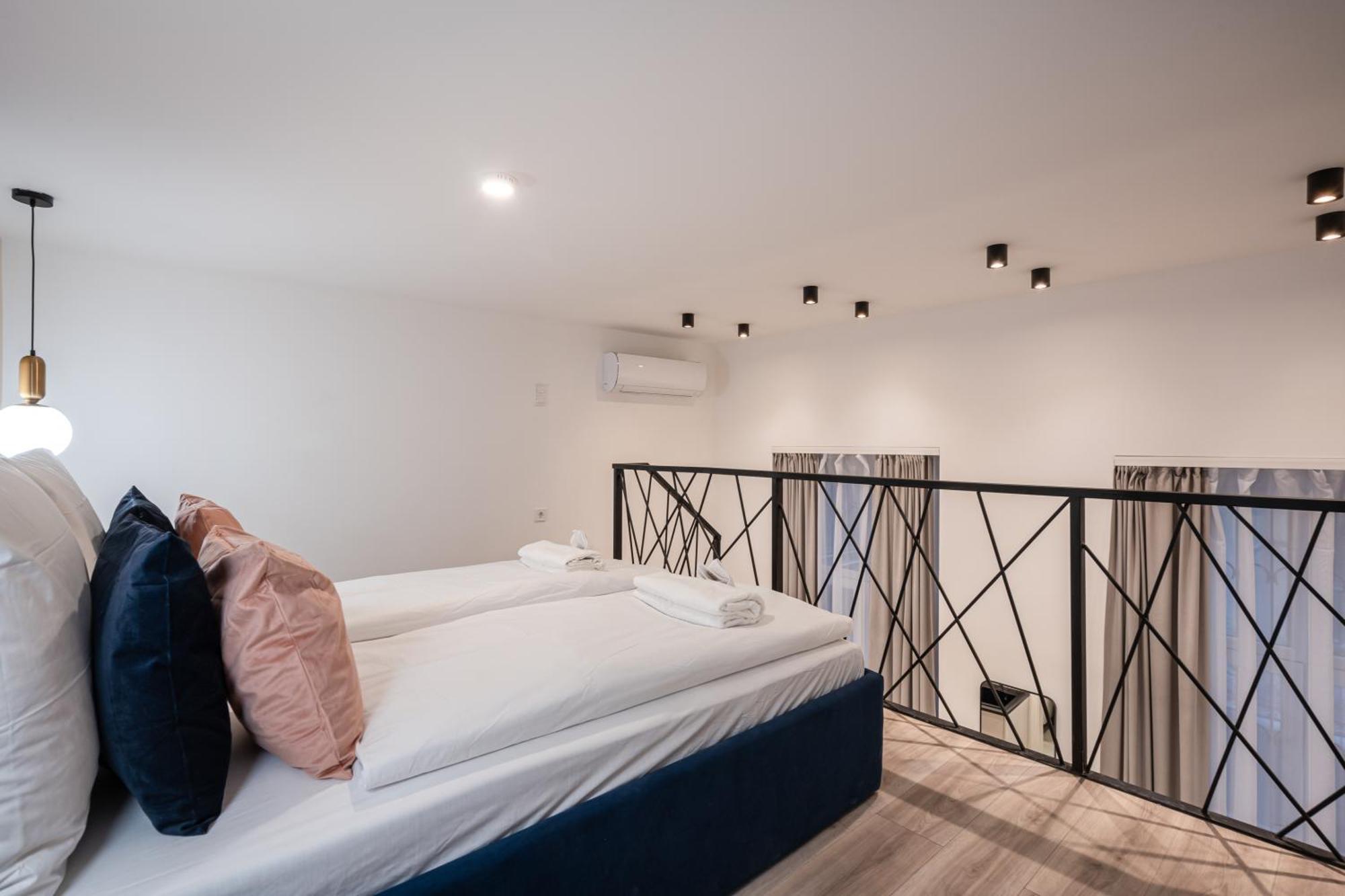 E44 - Erzsebet Boulevard - Location By Bqa Apartment *