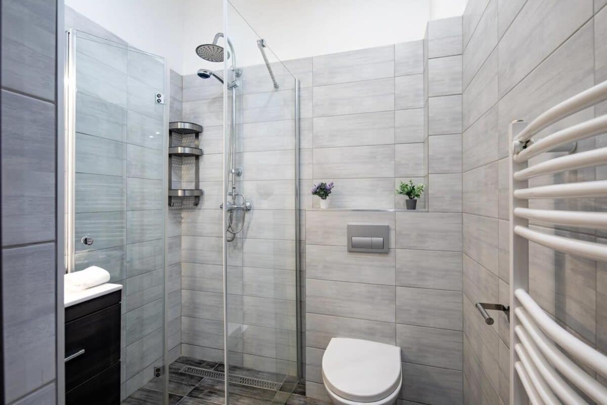 - Large And Comfy Apartament