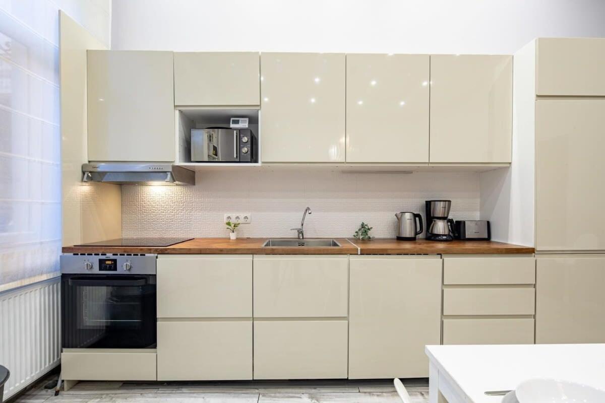 Apartament - Large And Comfy *