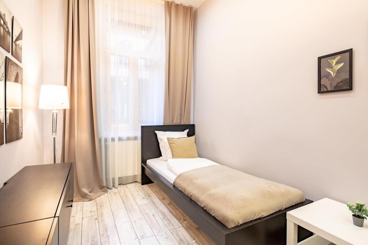 Apartament - Large And Comfy *