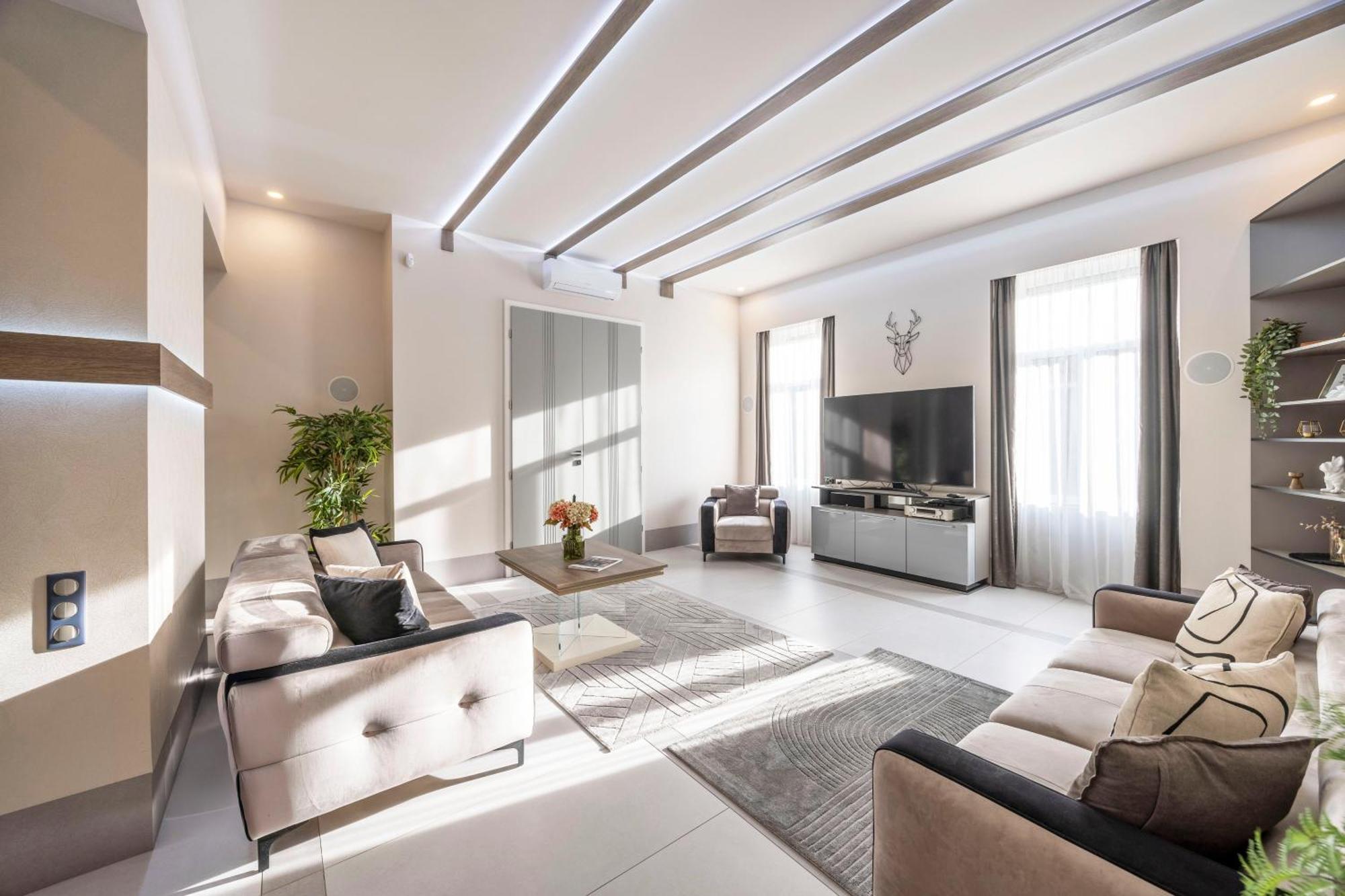 Apartment Luxurious High-end Grand On The St Stephen Road *