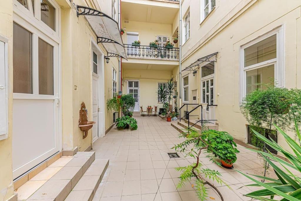 Rose Garden In Centre For 4 Apartment