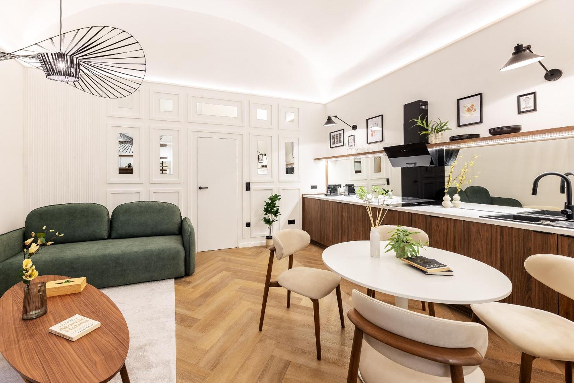 The Modernist Vasvari 6 *
