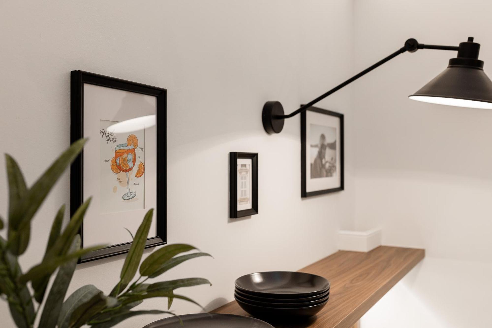 The Modernist Vasvari 6 *