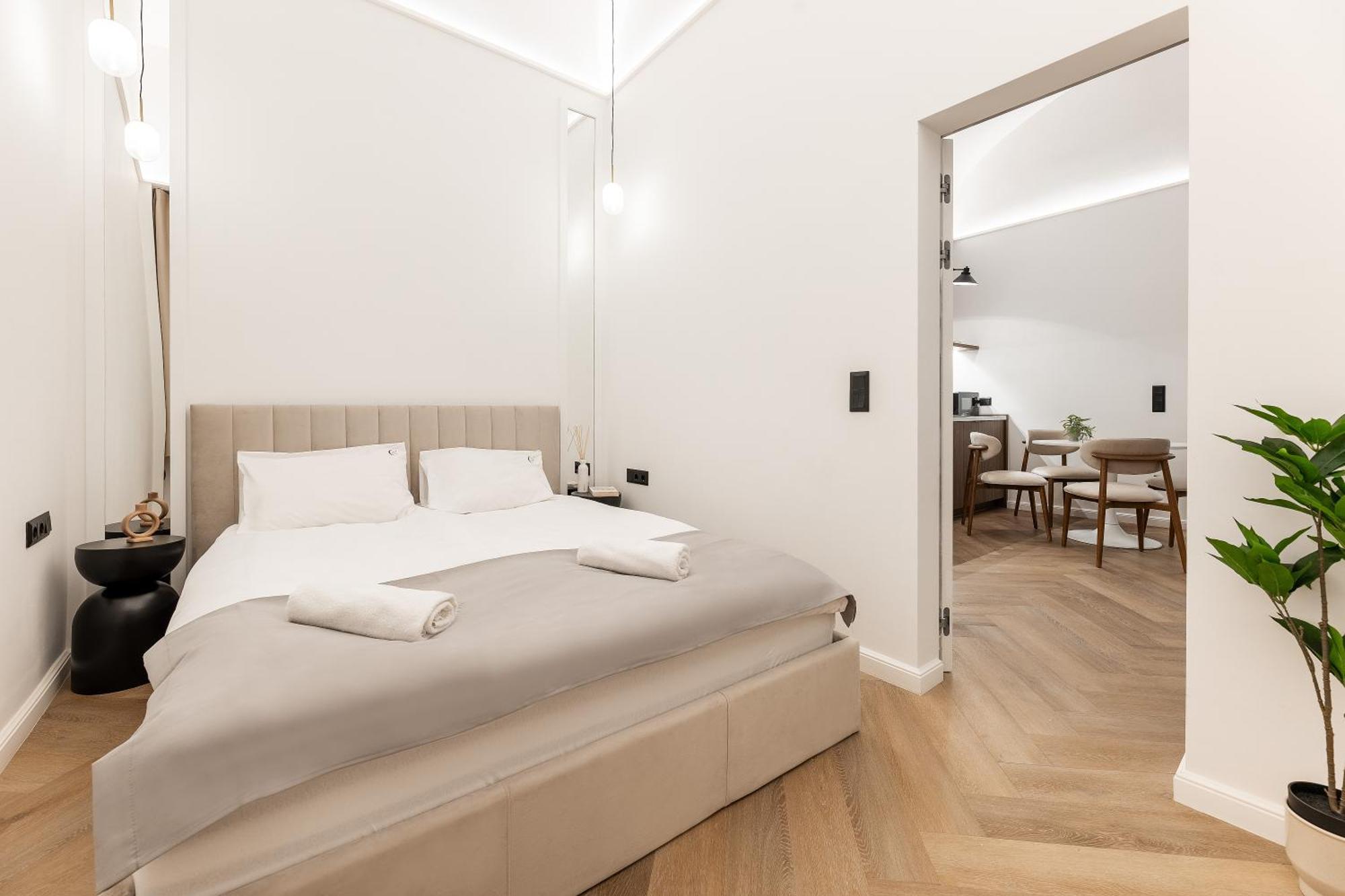 The Modernist Vasvari 6 *