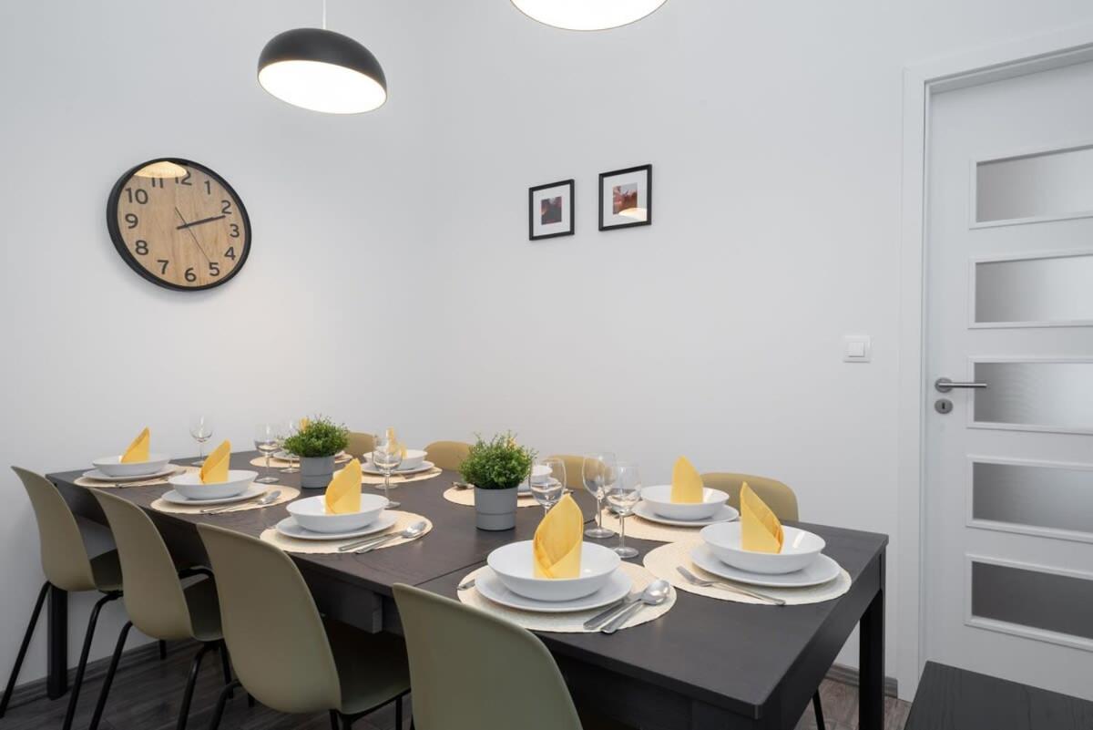 Huge Aparment In The Center With Air Conditioning