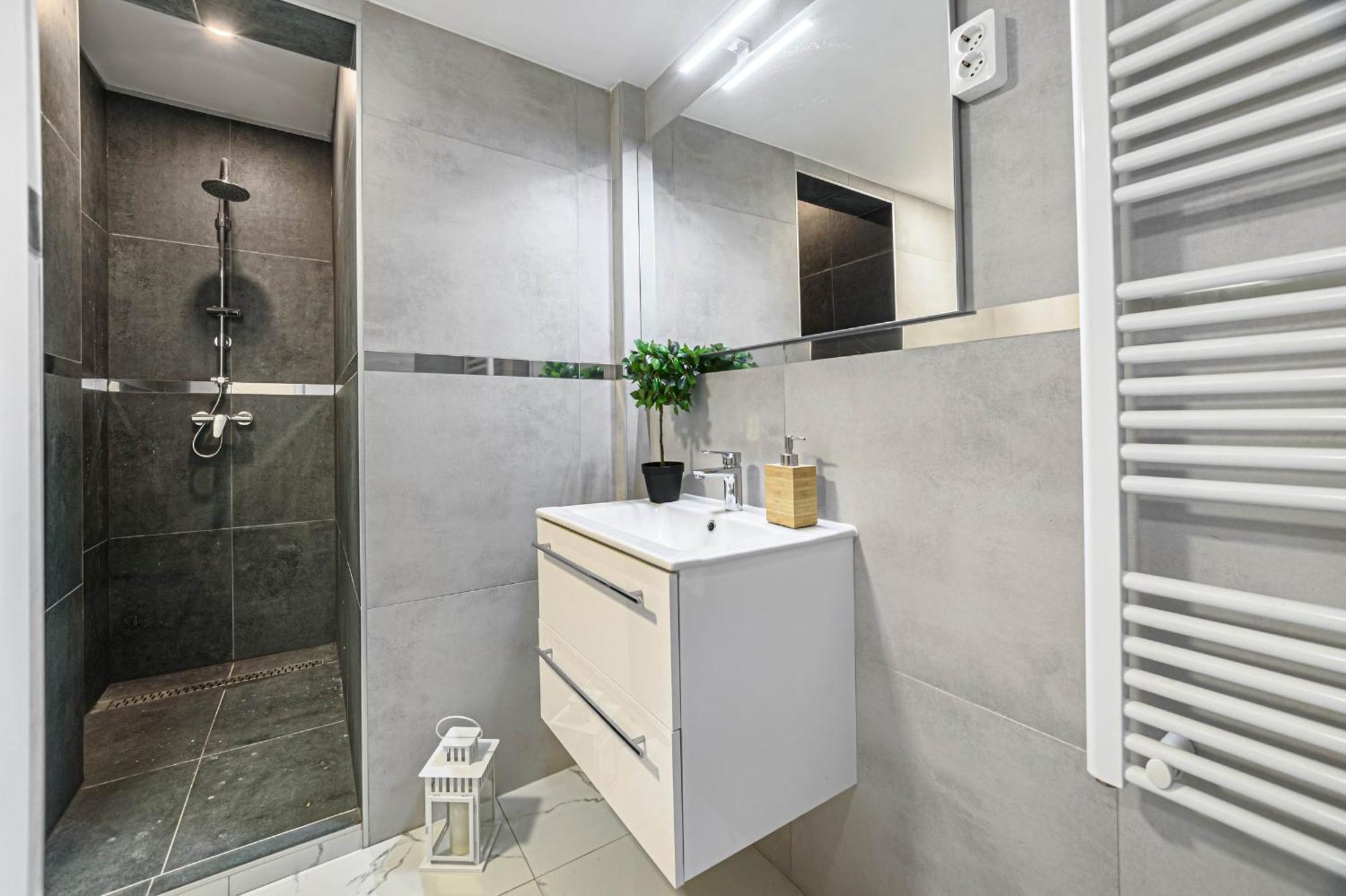 New Modern Homes Rakoczi 57 *