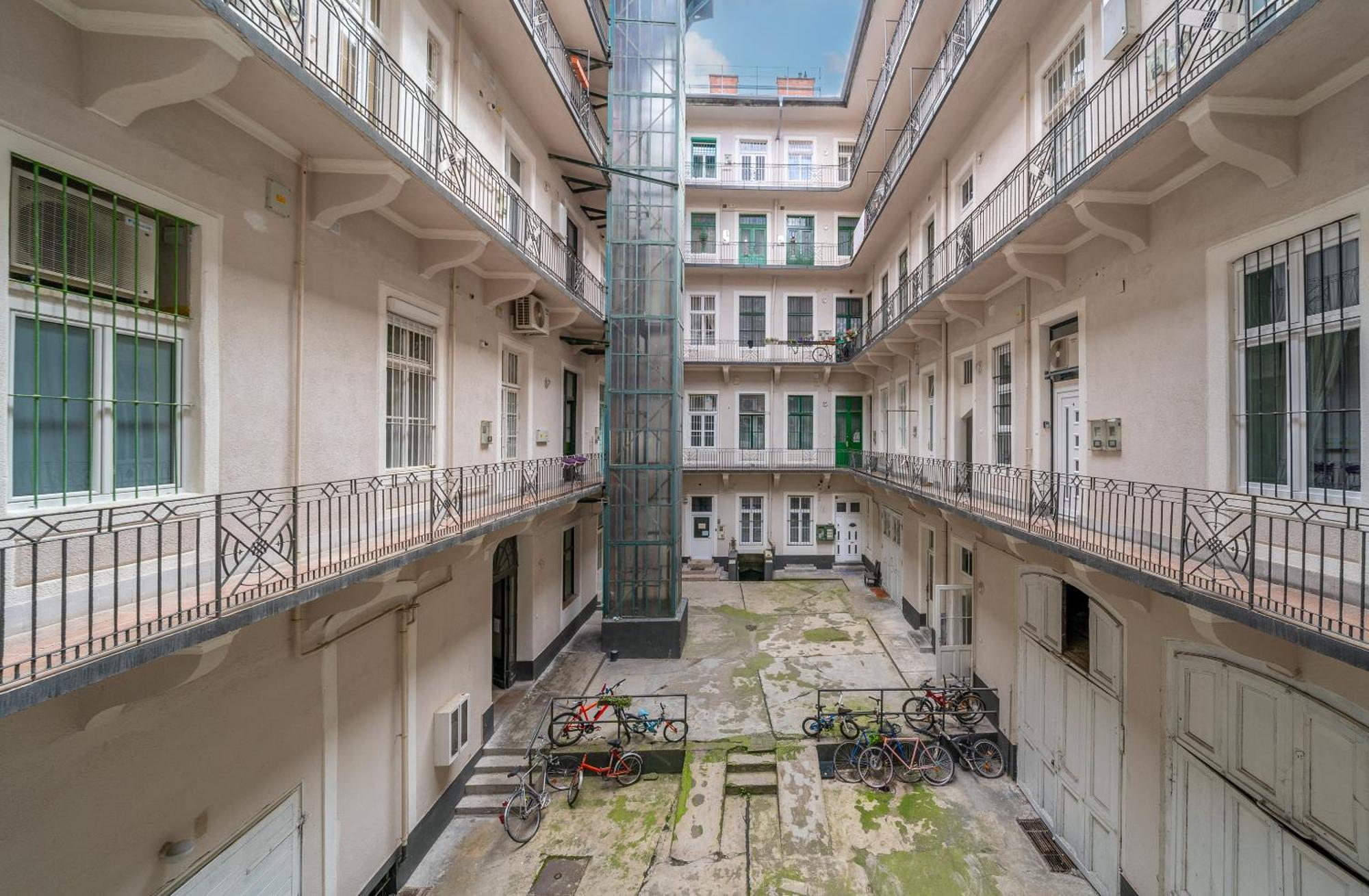 Urban Loft Haven Near Astoria Budapest
