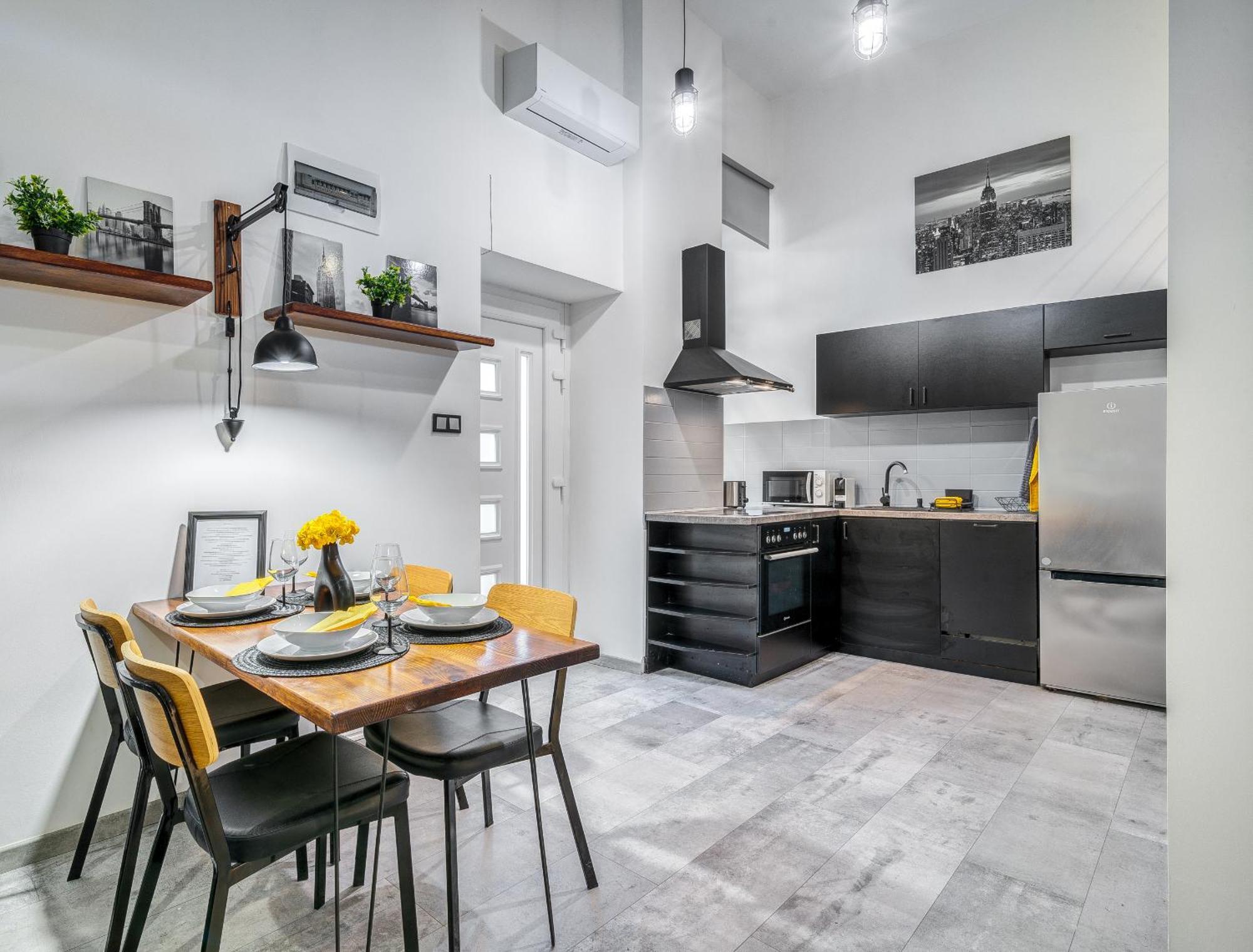 Urban Loft Haven Near Astoria Apartment