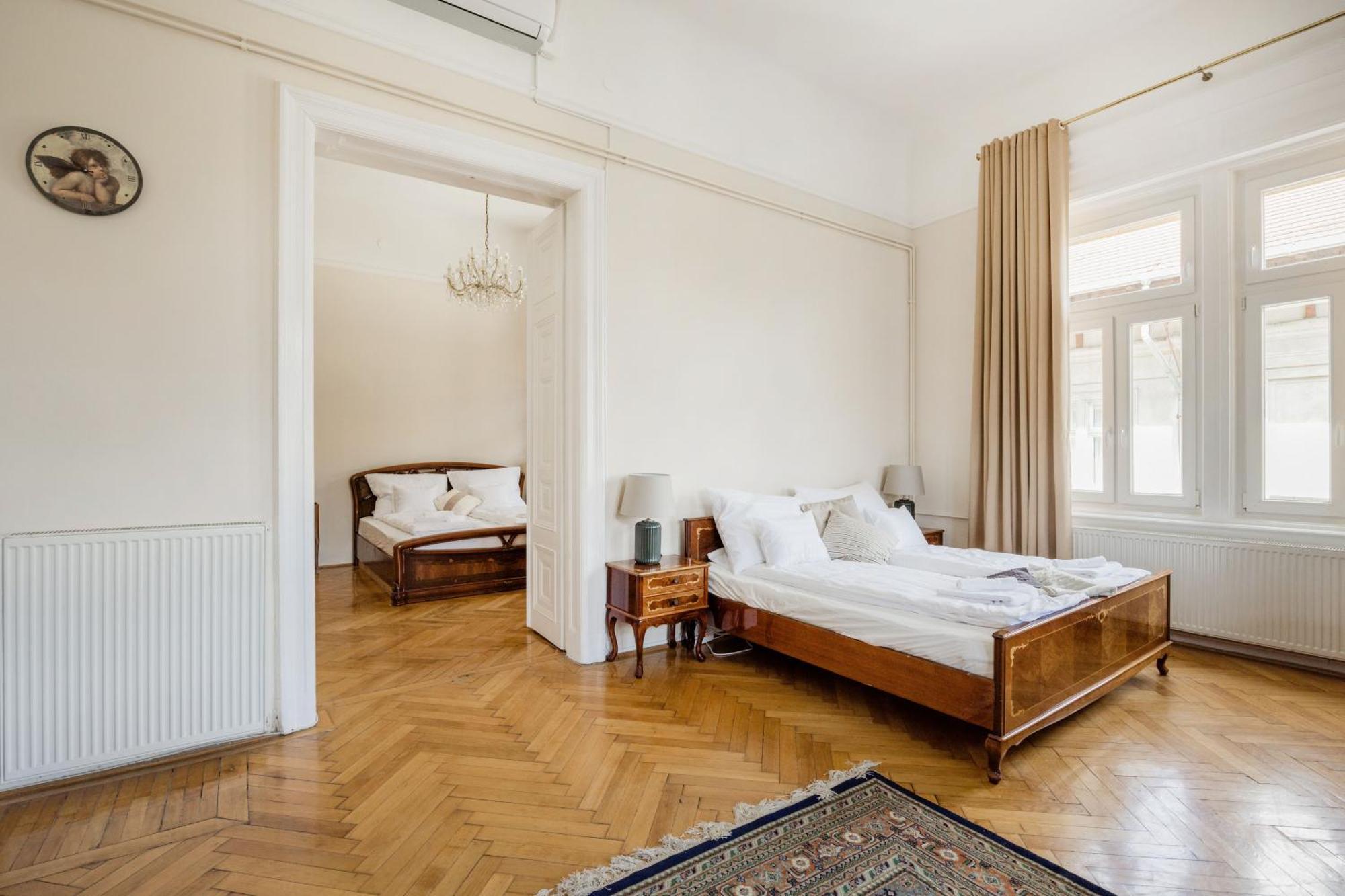 Vintage Build 2 Bedroom 2 Bathroom Apartment