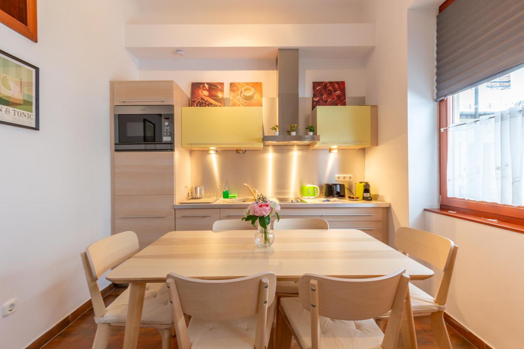 Vibrant Neighborhood Vibes Appartement