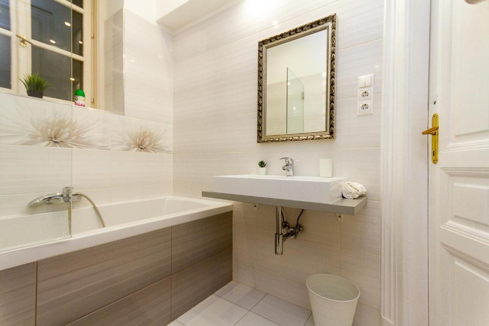 Luxury On Andrassy Avenue - A7 *