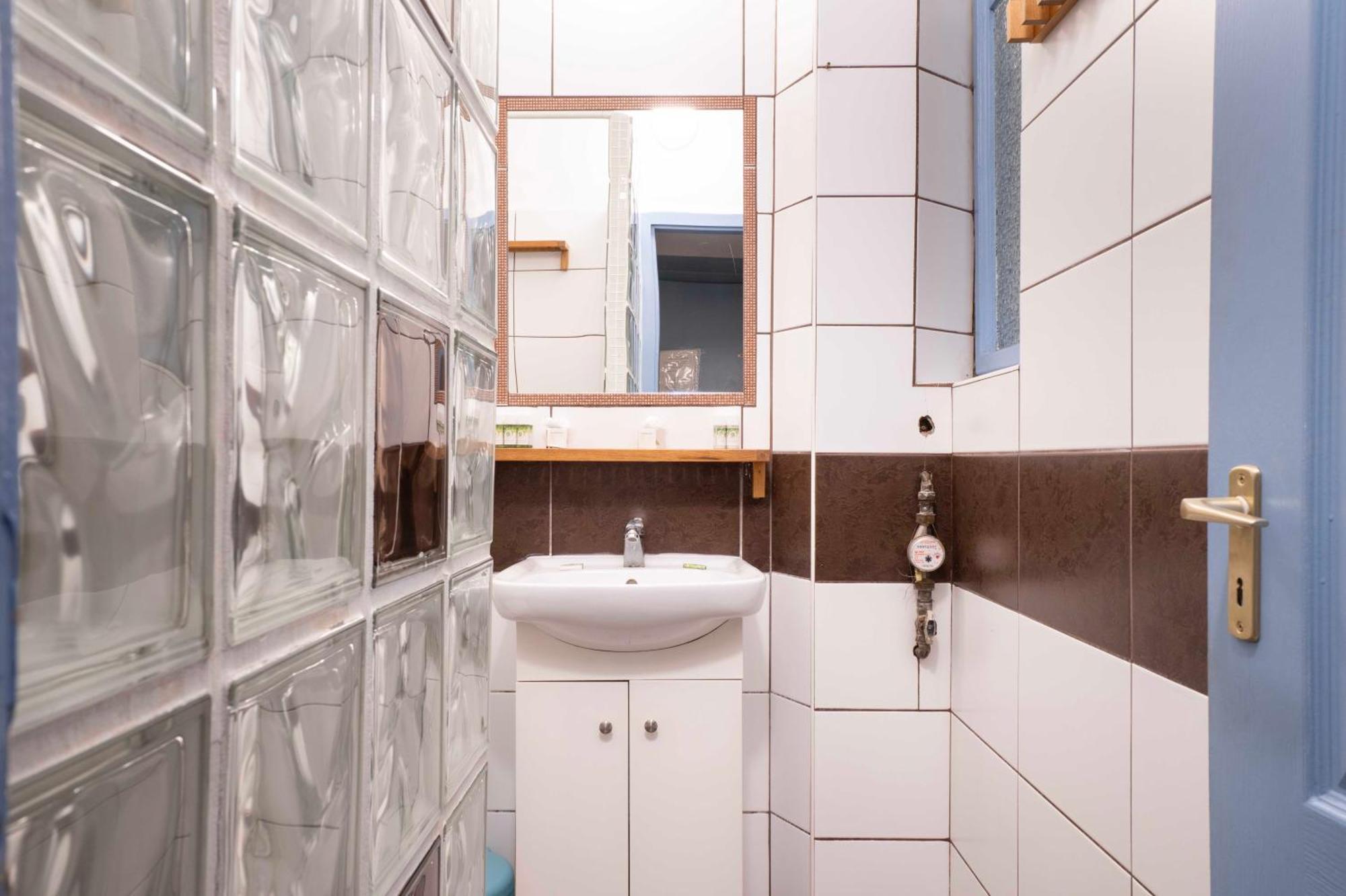 Quiet Cozy In Party Street E1 Apartment *