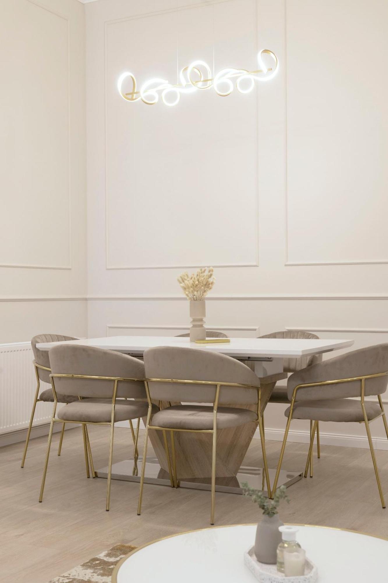 Apartment Luxurious & Elegance W18 Grand W' Balcony By Prestige Homes *